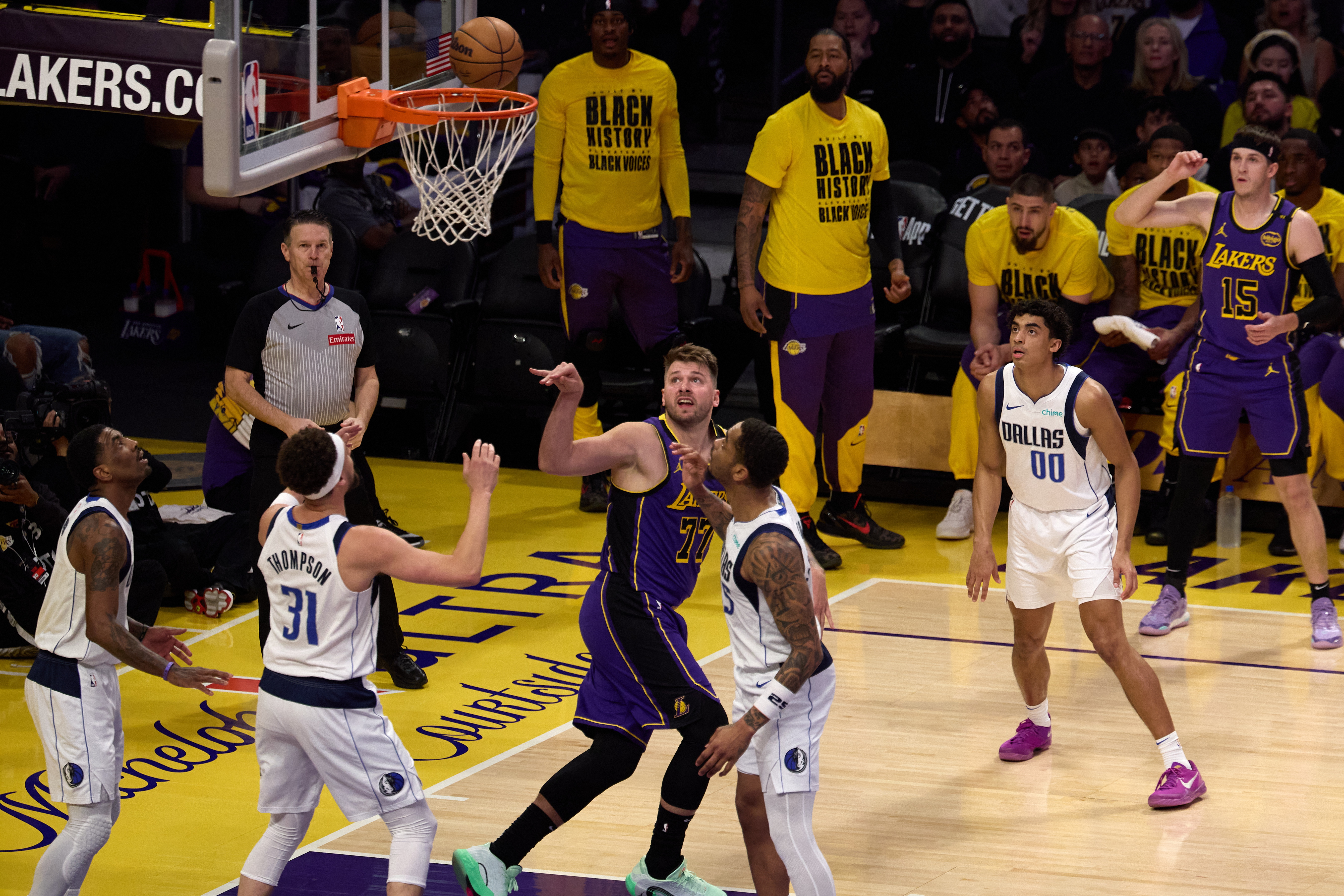 LOS ANGELES (United States), 26/02/2025.- Los Angeles Lakers guard Luka Doncic (C) shoots the ball during the first half of the NBA basketball game between the Dallas Mavericks and the Los Angeles Lakers in Los Angeles, California, USA, 25 February 2025. (Baloncesto) EFE/EPA/ALLISON DINNER SHUTTERSTOCK OUT