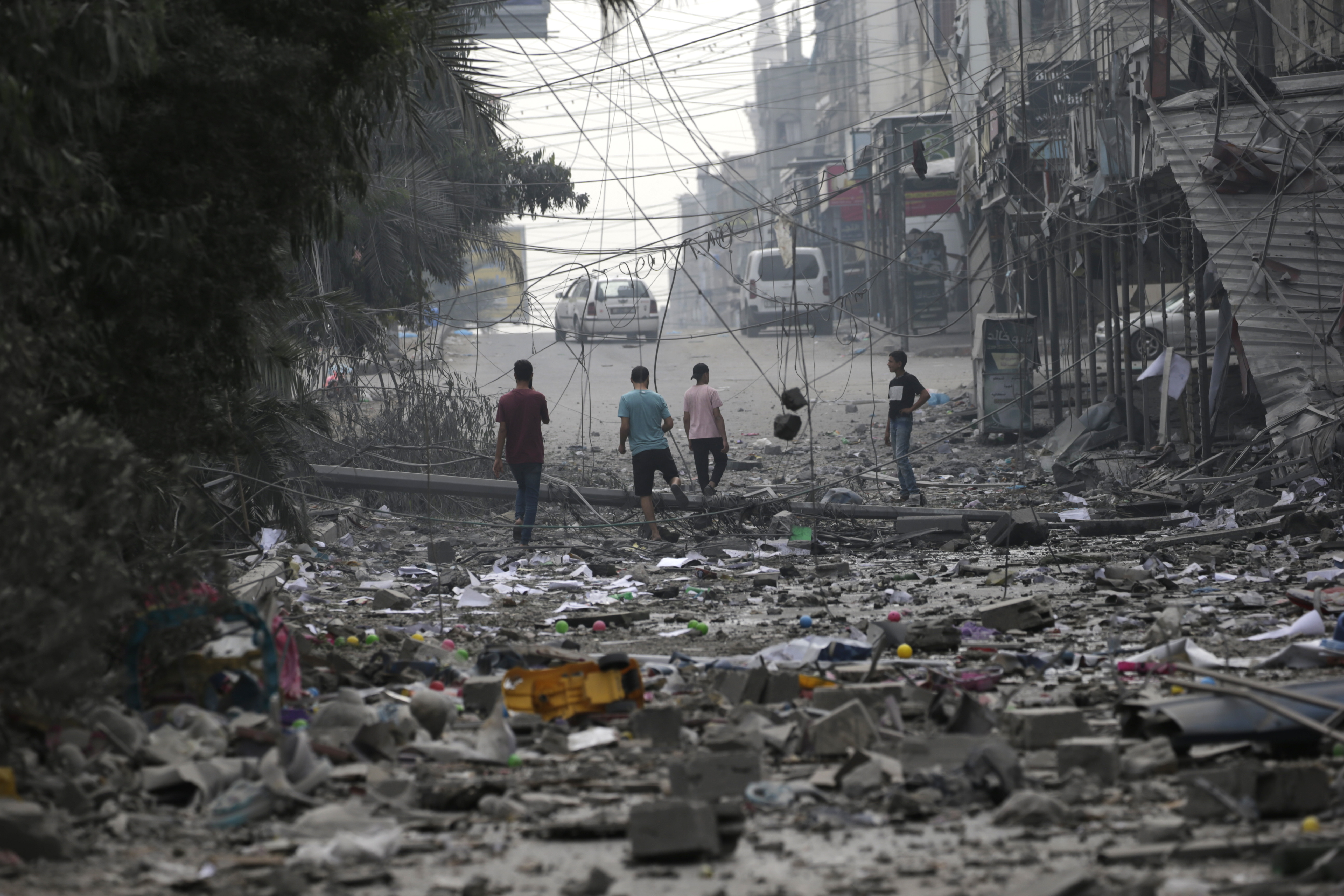 Gaza City (---), 27/10/2023.- Palestinians walk among the rubble of destroyed buildings following Israeli air strikes in Gaza City, 27 October 2023. More than 7,000 Palestinians and at least 1,300 Israelis have been killed, according to the Israel Defense Forces (IDF) and the Palestinian health authority, since Hamas militants launched an attack against Israel from the Gaza Strip on 07 October, and the Israeli operations in Gaza and the West Bank which followed it. EFE/EPA/MOHAMMED SABER