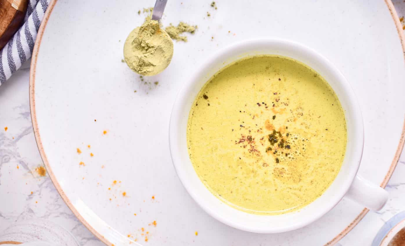 En siete minutos prepara este té matcha
