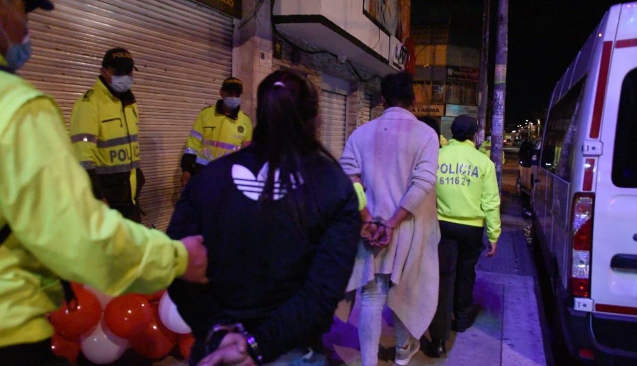 Los capturados deben responder ante las autoridades por los delitos de proxenetismo con menor de edad, trata de personas, concierto para delinquir y corrupción de alimentos, productos médicos o material profiláctico