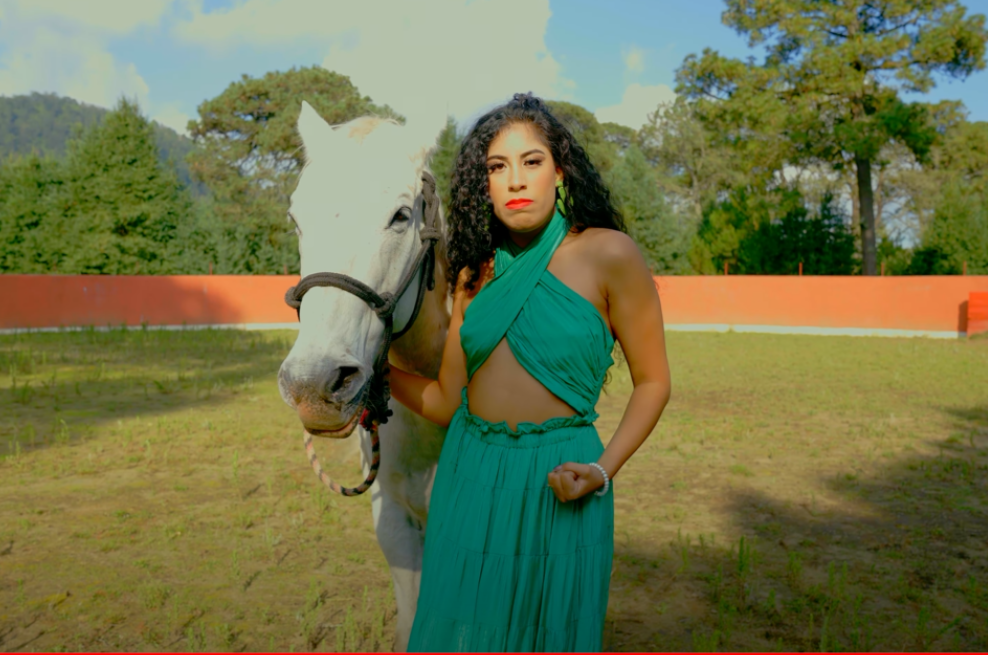 Steffie Beltt lanza versión remix de “No se me hace justo” junto con Los Estrafalarios