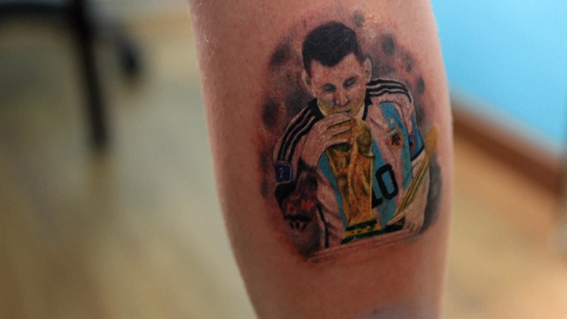 Fiebre mundialista en Argentina: llevar a Messi y la Copa del Mundo en la piel