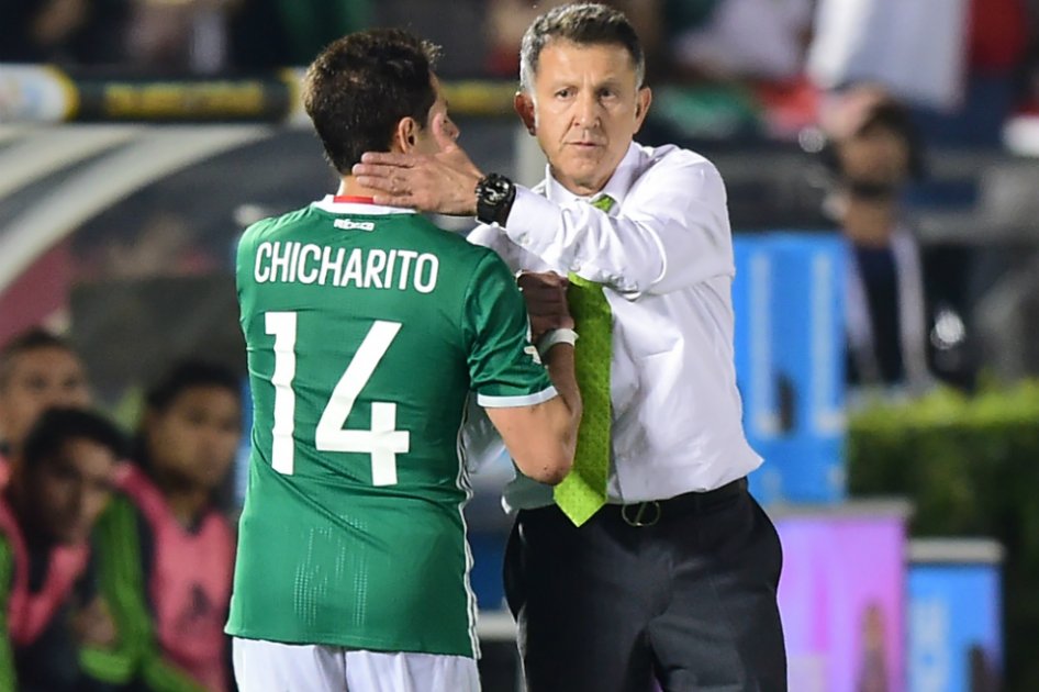 Javier 'Chicharito' Hernández (i), autor de uno de los goles, junto a Juan Carlos Osorio, técnico colombiano de la selección de México. / AFP