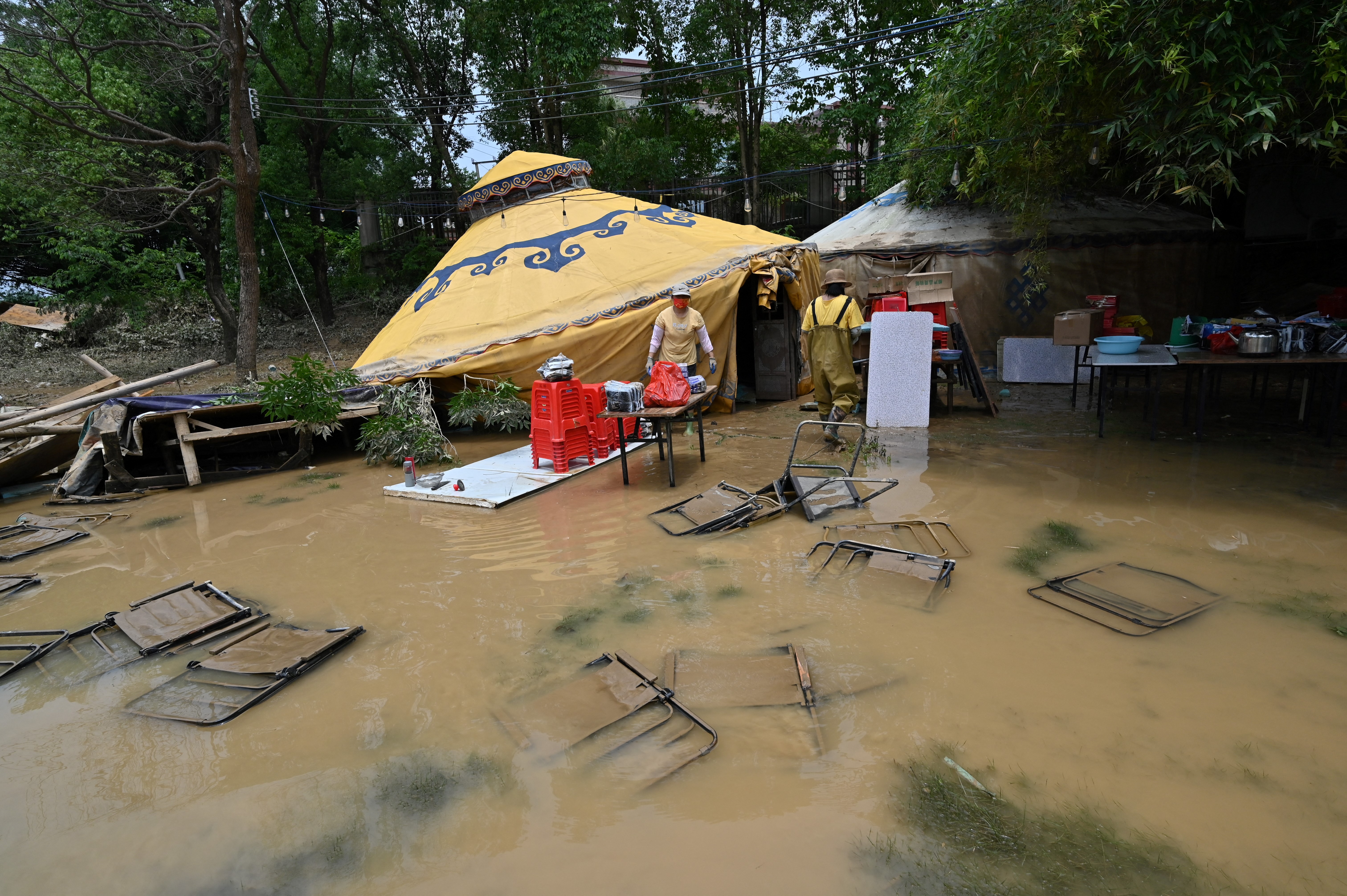 Habitantes de China intentan salvar sus bienes ante el peligro de inundaciones