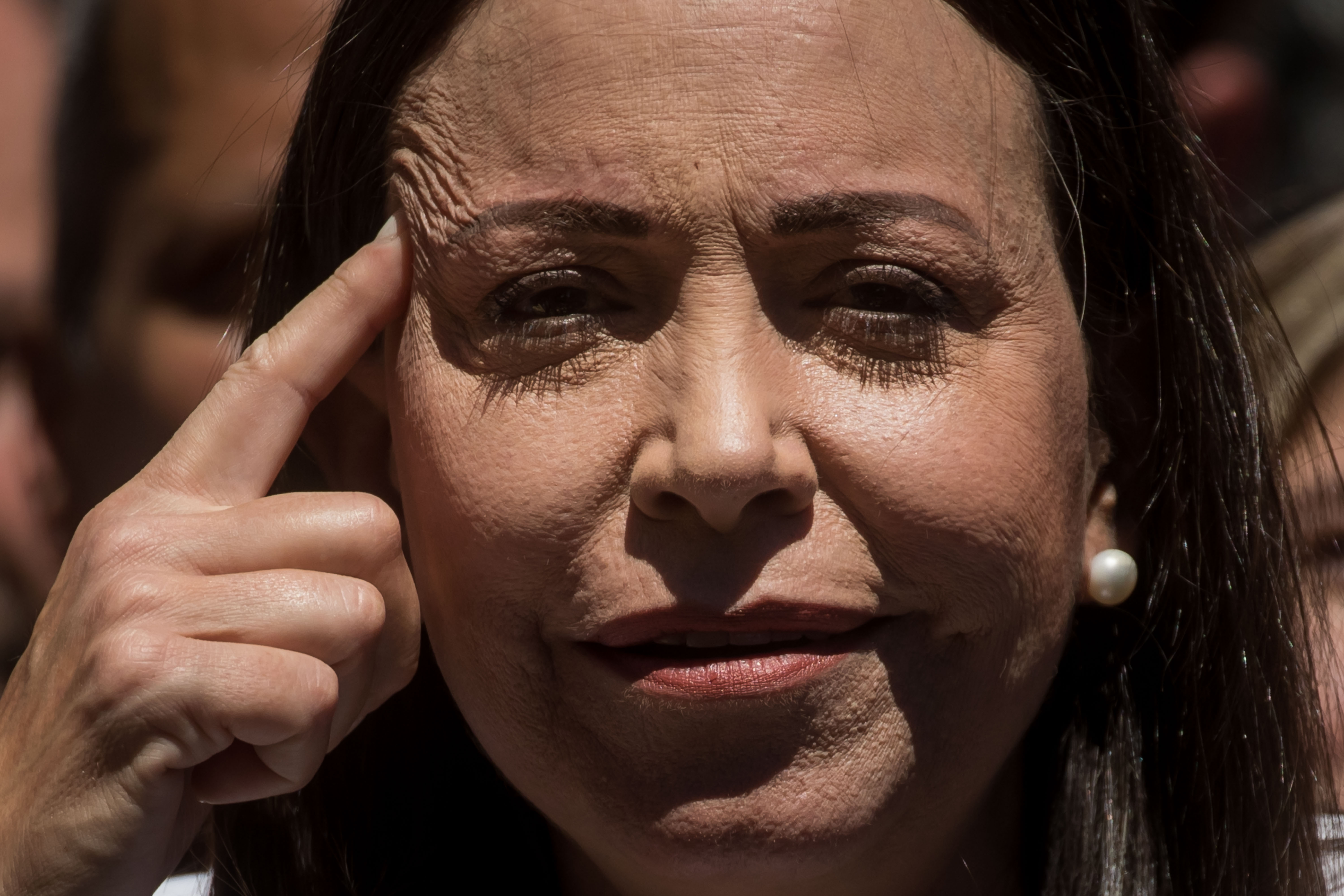 -FOTODELDÍA- AME3081. CARACAS (VENEZUELA), 29/01/2024.- La líder opositora venezolana María Corina Machado ofrece hoy declaraciones a la prensa durante un acto de calle, en Caracas (Venezuela). Machado aseguró este lunes que competirá en las presidenciales de este año, como candidata del mayor bloque antichavista, pese a la sentencia publicada el viernes en la que el Tribunal Supremo de Jsuticia (TSJ) ratificó que está impedida para participar en comicios hasta 2036. EFE/ MIGUEL GUTIERREZ