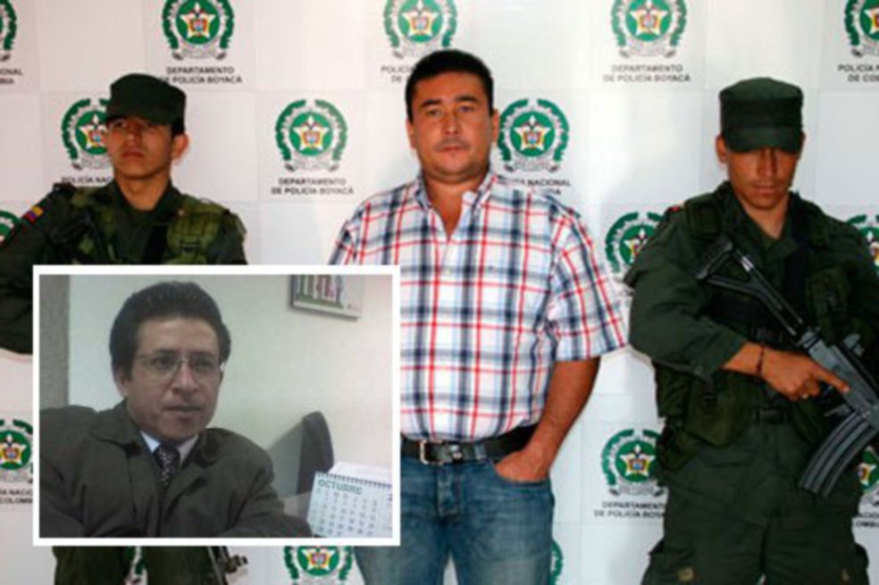 Atrás el polémico empresario de esmeraldas Pedro Nel Rincón, más conocido como "Pedro Orejas". En el recuadro el periodista Miller Rubio.
