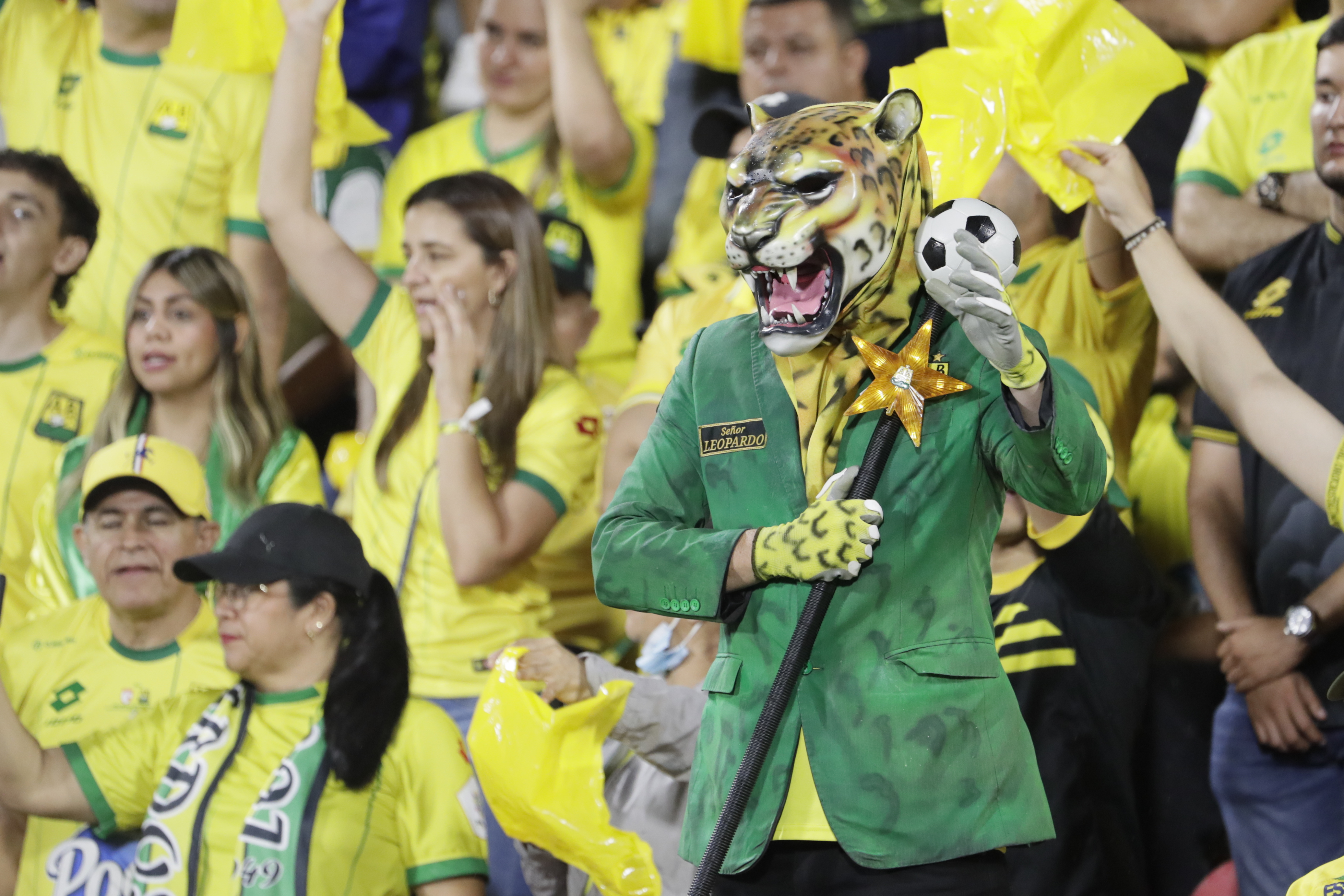FOTODELDÍA AMDEP4583. BUCARAMANGA (COLOMBIA), 01/04/2025.- Un hincha de Bucaramanga usa una mascara de leopardo este martes, en un partido de la fase de grupos de la Copa Libertadores entre Atlético Bucaramanga y Colo-Colo en el estadio Américo Montanini en Bucaramanga (Colombia). EFE/ Carlos Ortega