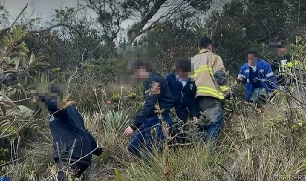 Perdidos en los cerros: rescatan a 38 menores de edad y 7 profesores de un colegio