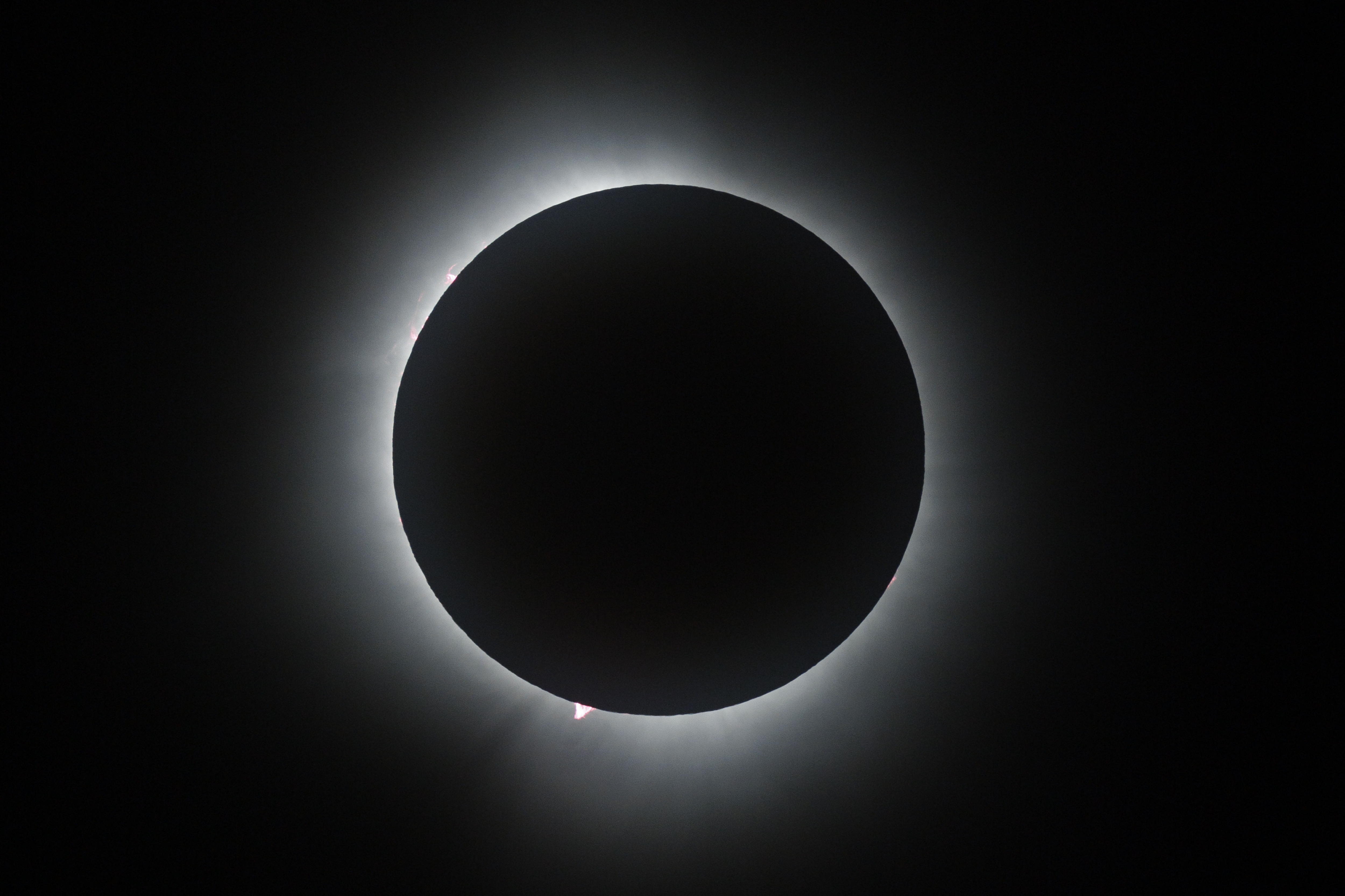 Huntington (United States), 08/04/2024.- The moon is seen in front of the sun during the total solar eclipse over Huntington, Vermont, USA, 08 April 2024. Vermont State officials are expecting over 150,000 visitors to the region to view the eclipse in the path of totality in northern Vermont, from Middlebury, through Montpellier to the Northeast Kingdom before crossing over to Northern New Hampshire, Maine and into Canada. EFE/EPA/CJ GUNTHER