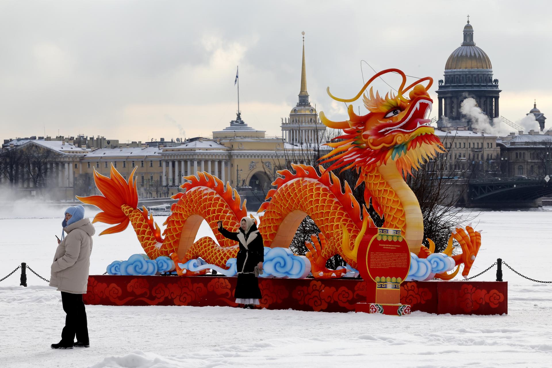ST. PETERSBURG (Russian Federation), 16/02/2026.- People attend the Chinese Lantern Festival on the eve of Chinese New Year celebrations near the walls of the Peter and Paul Fortress in St. Petersburg, Russia, 16 February 2026. (Rusia, San Petersburgo) EFE/EPA/ANATOLY MALTSEV