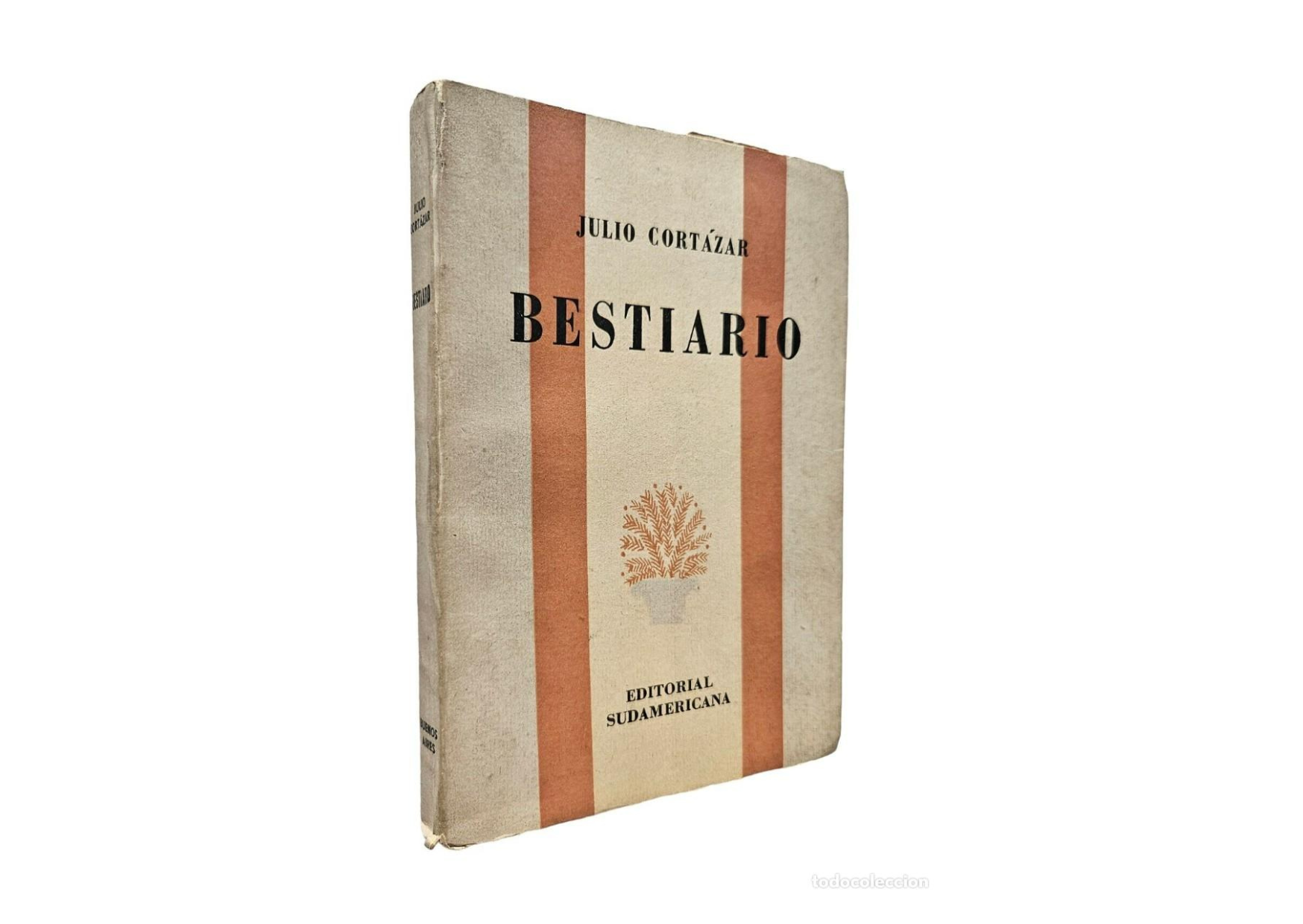 Julio Cortázar nació el 26 de agosto de 1914 en Bruselas, Bélgica, debido a que su padre trabajaba como funcionario de la embajada argentina en ese país. La familia regresó a Argentina cuando él tenía cuatro años, y creció en Banfield, un suburbio de Buenos Aires.