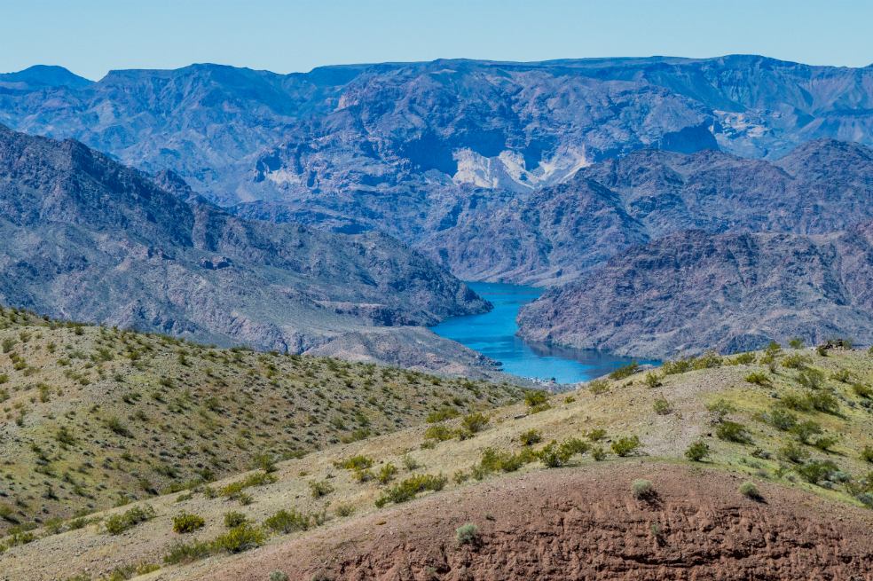 Vista del río Colorado y sus alrededores.Flickr: Gustavo GonzalezSí, es un espectáculo, pues encima de esta tierra árida se pasea una brisa fría, que lucha contra el sol propio de un desierto, uno que pinta con luz y sombras millones de figuras paralizantes, tan naturales y vírgenes que incluso quienes habitan en la zona se sienten como extranjeros. La experiencia exige un mayor campo de visión y el hombre lo sabe, por eso instaló puntos a diferentes alturas, unidos por cables metálicos que transportan a quienes se arriesgan a movilizarse a través de ellos, a unos 10 o 15 metros del suelo.