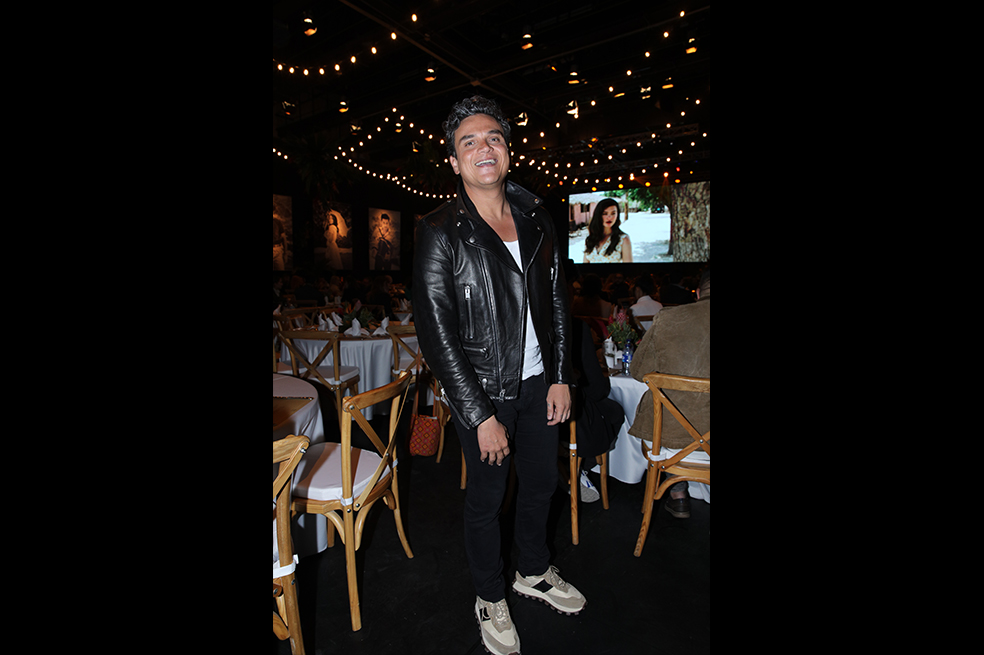Video: Silvestre Dangond sorprendido por regalo de amigo secreto