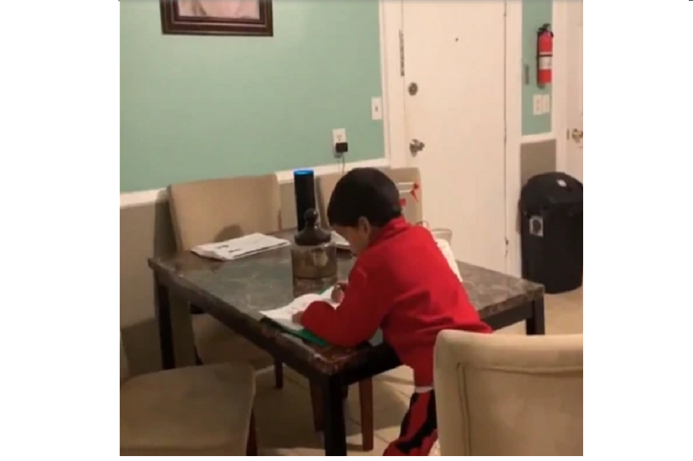 Alexa de Amazon ayudó a un niño de seis años a hacer su tarea, su mamá vio y grabó todo