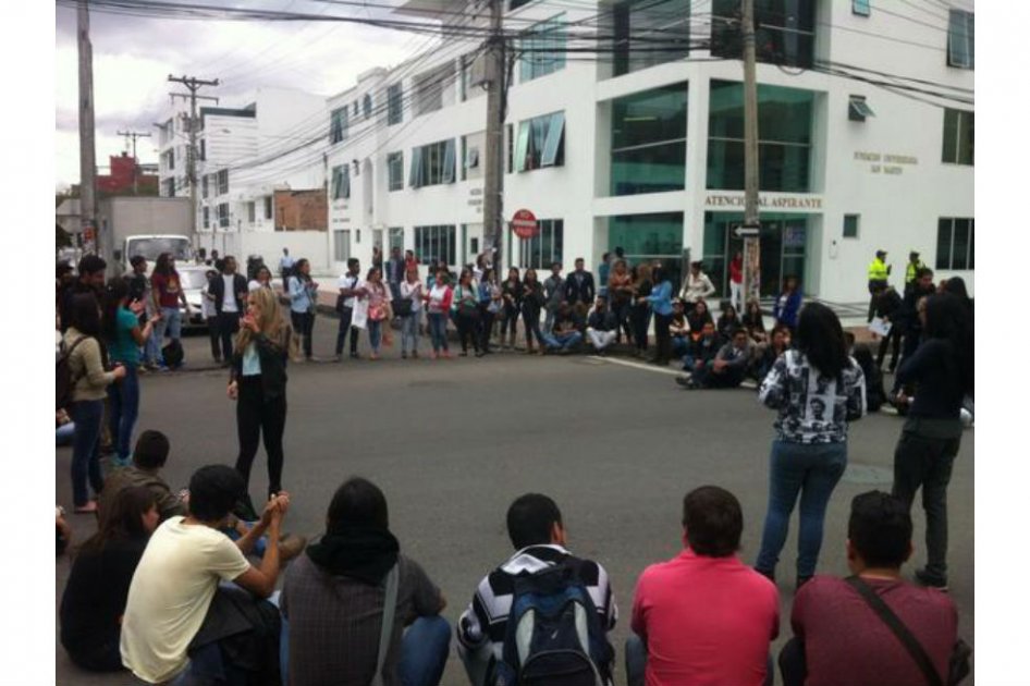 Plantón de estudiantes de la U. San Martín tras determinaciones del Mineducación