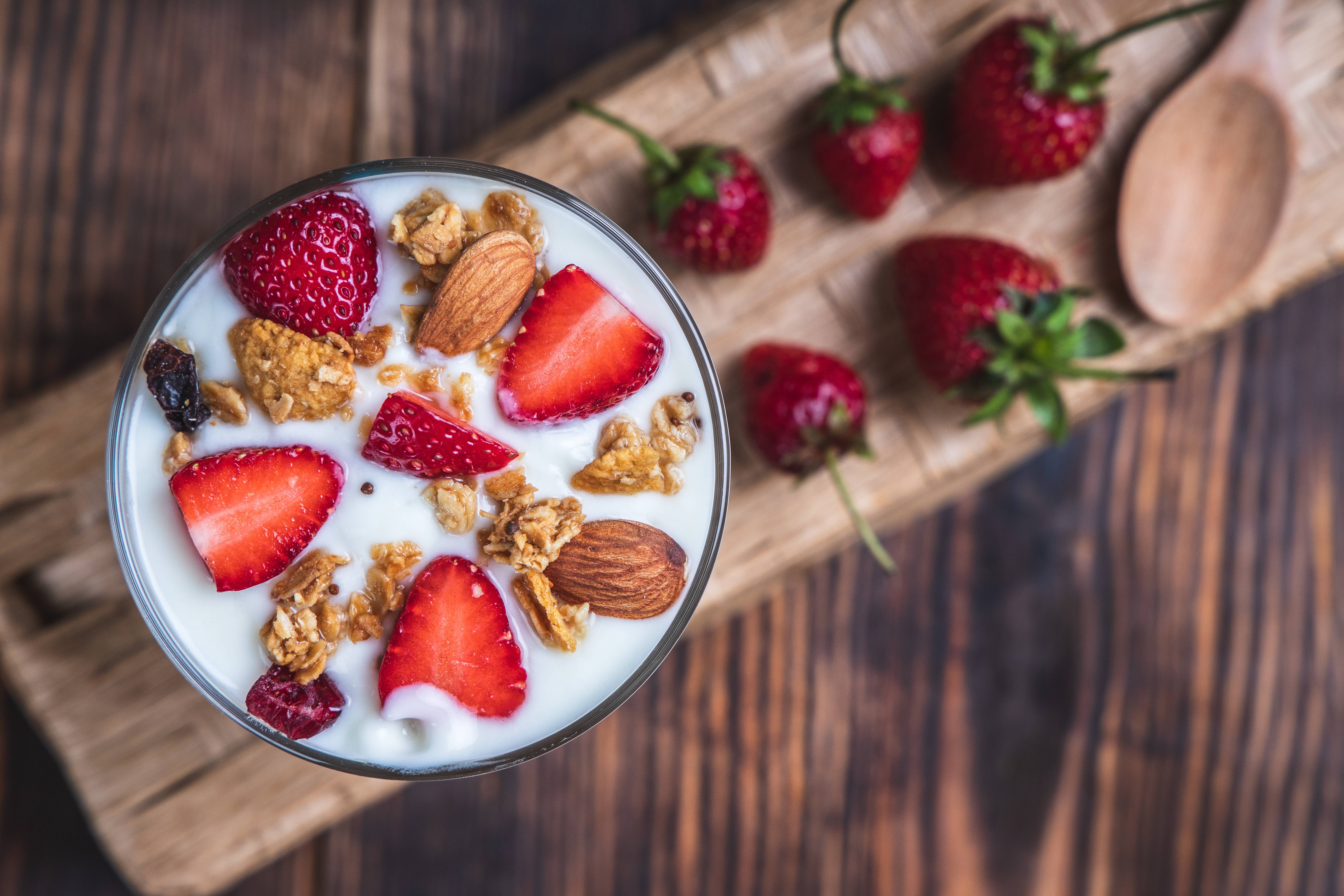 Nutritivo y fácil de hacer: ‘snack’ de yogur griego, con fresas y almendras