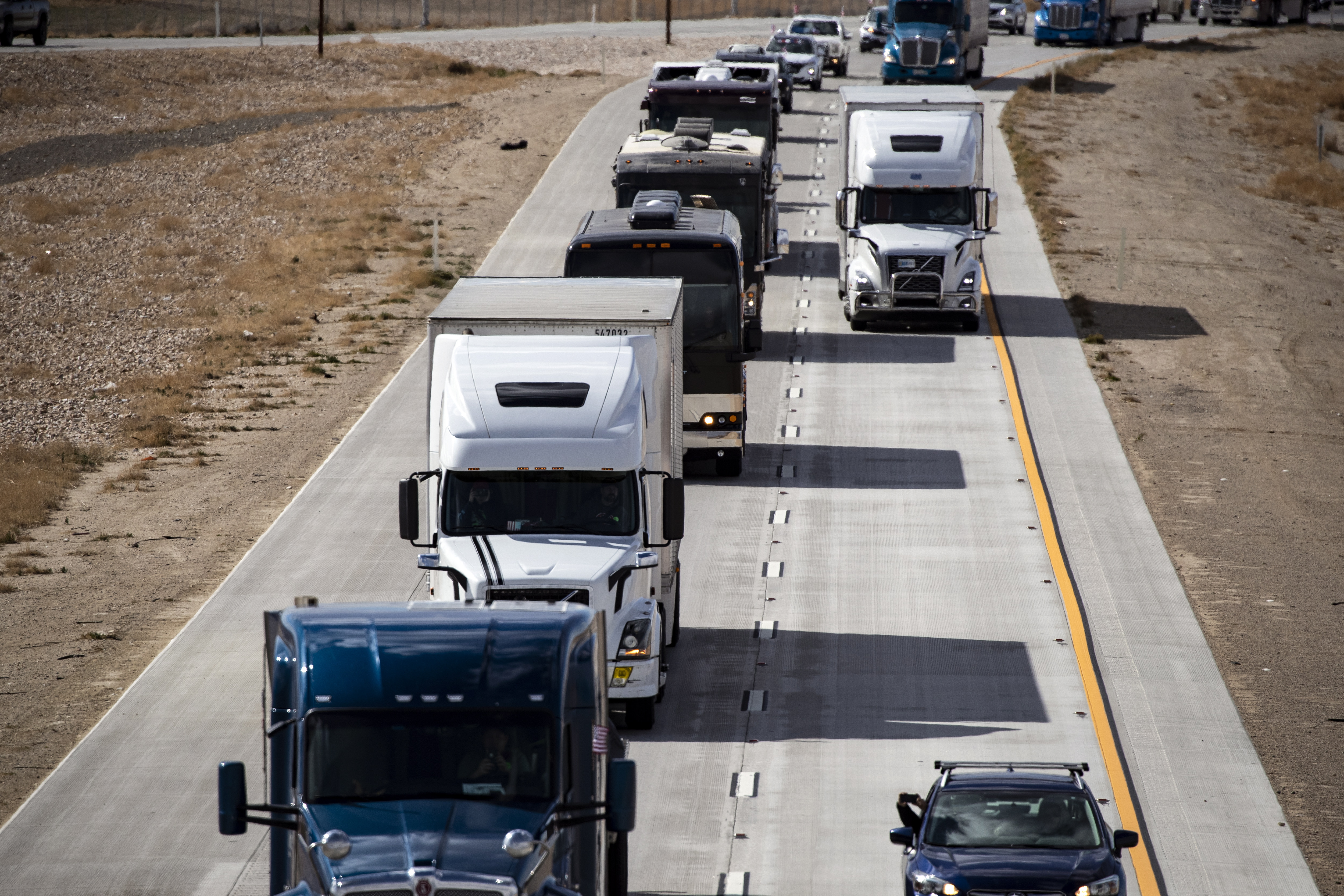 Camioneros se re nen para comenzar una caravana en Estados Unidos