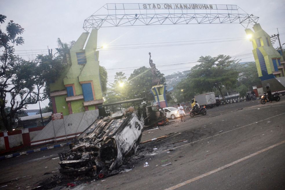 Video: Disturbios en un estadio de fútbol en Indonesia dejan más de 120 muertos