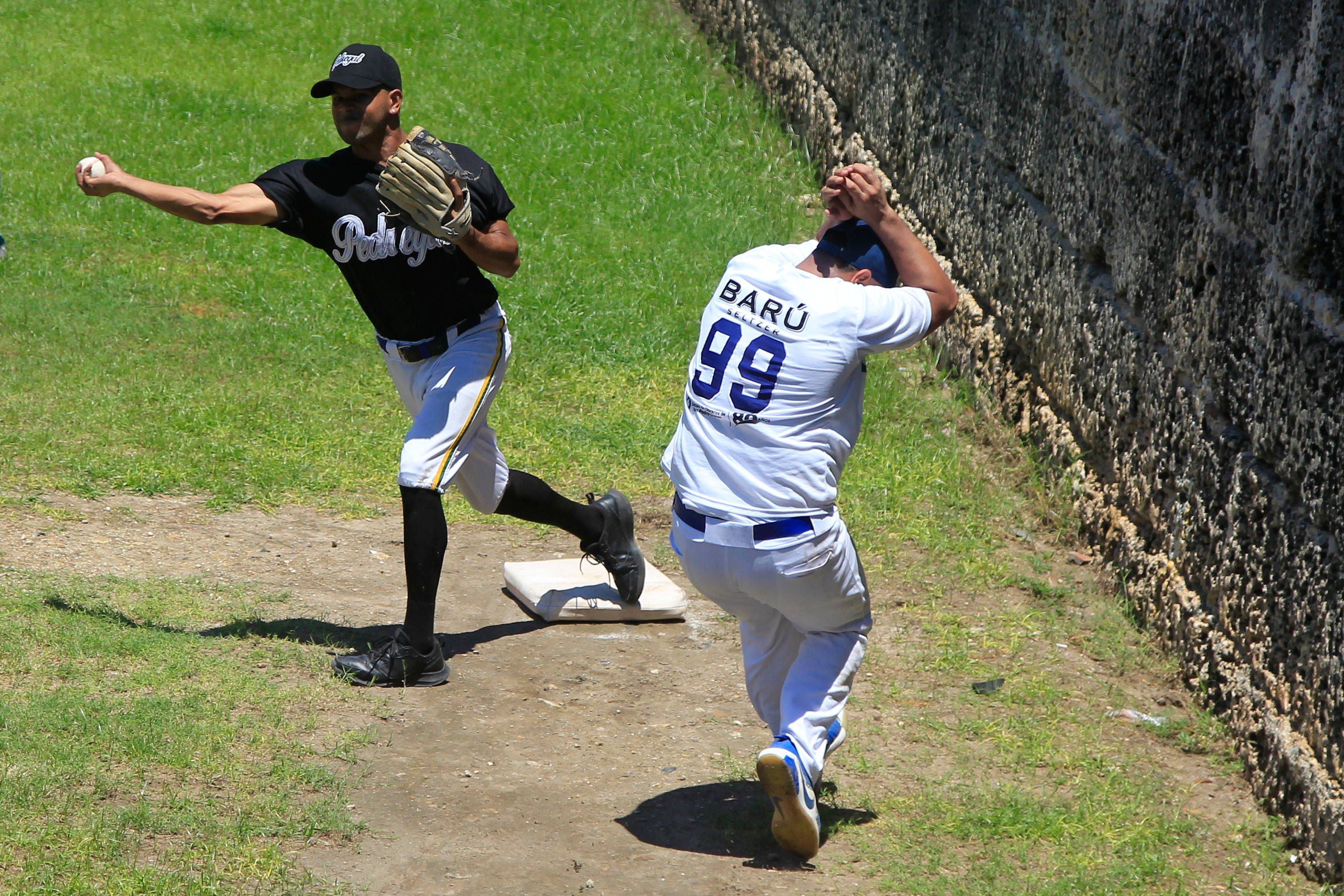 AME1762. CARTAGENA (COLOMBIA), 02/10/2022.- Habitantes del histórico barrio de Getsemaní juegan la final del campeonato de Bola de Trapo, un tradicional juego similar al beisbol que se juega con una bola elaborada con trapos e hilo forrados con un cuero semejando la original pelota caliente, en Cartagena (Colombia). Esta es una tradición que los getsemanicenses tratan de mantener viva a pesar de no contar con ninguna clase de apoyo por parte de las autoridades municipales de la ciudad, y es también una forma de resistencia frente a la fuerte gentrificación que sufre este sector de la ciudad invadido por el turismo. EFE/ Ricardo Maldonado Rozo