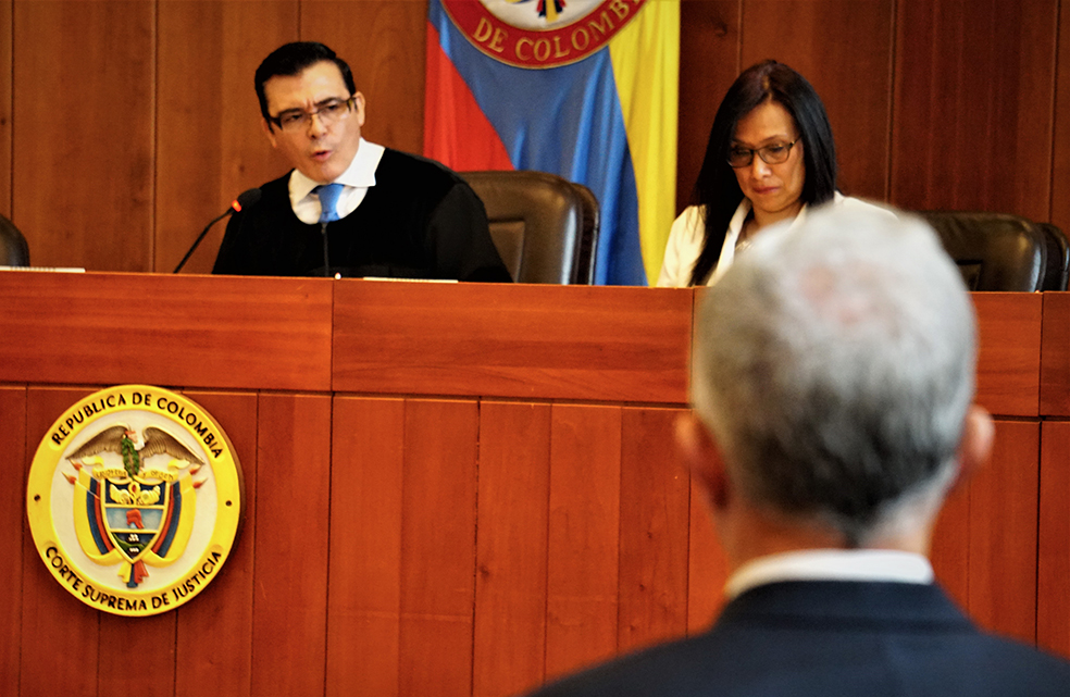 Encuentran micrófono escondido en la oficina del magistrado del caso Uribe