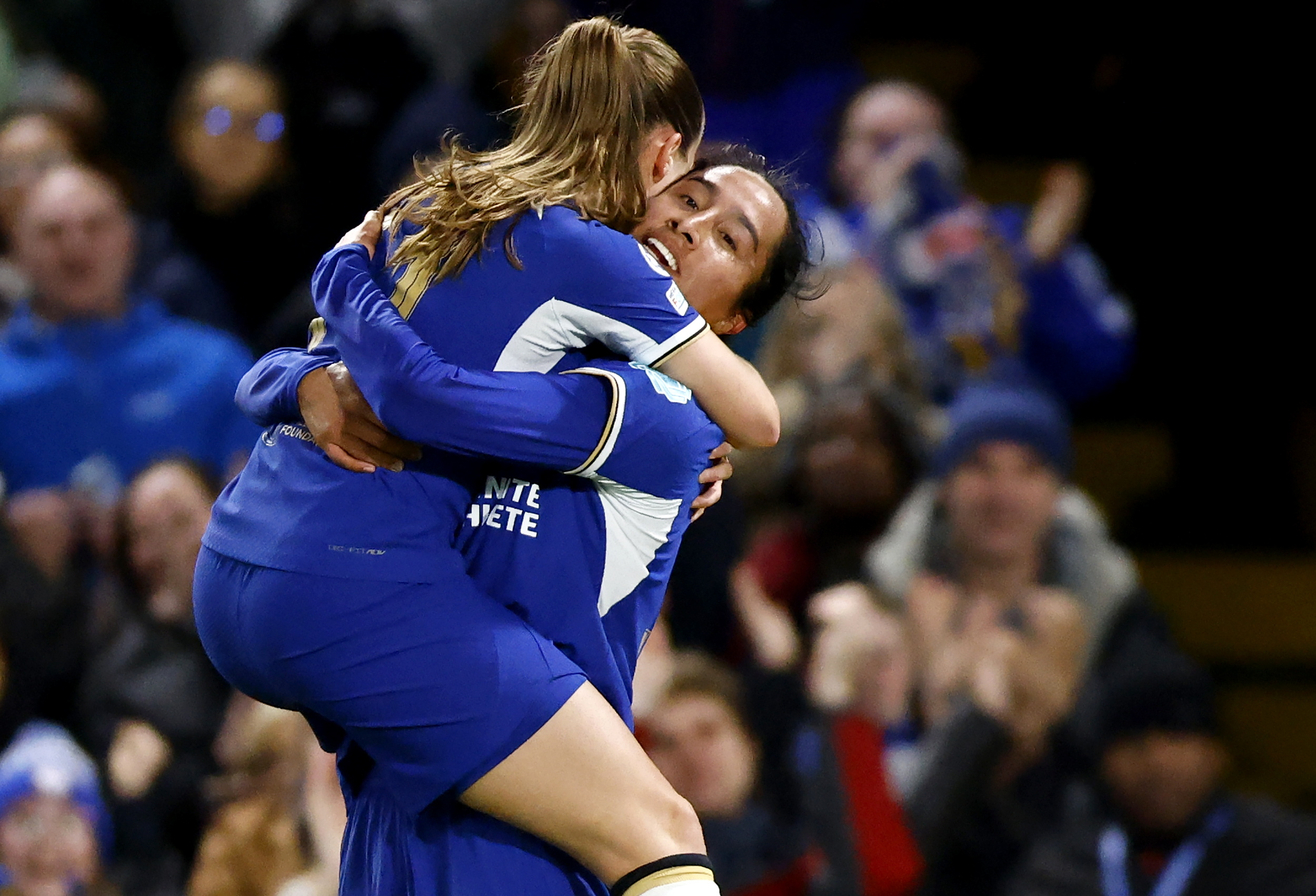 London (United Kingdom), 27/03/2024.- Mayra Ramirez (R) of Chelsea celebrates with teammate Guro Reiten after scoring the opening goal during the UEFA Women's Champions League quarter-final, 2nd leg match between Chelsea and Ajax in London, Britain 27 March 2024. (Liga de Campeones, Reino Unido, Londres) EFE/EPA/TOLGA AKMEN
