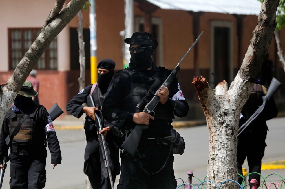 Fuerzas policiales en la ciudad de Masaya, durante la caravana del presidente Daniel Ortega.  / AFP