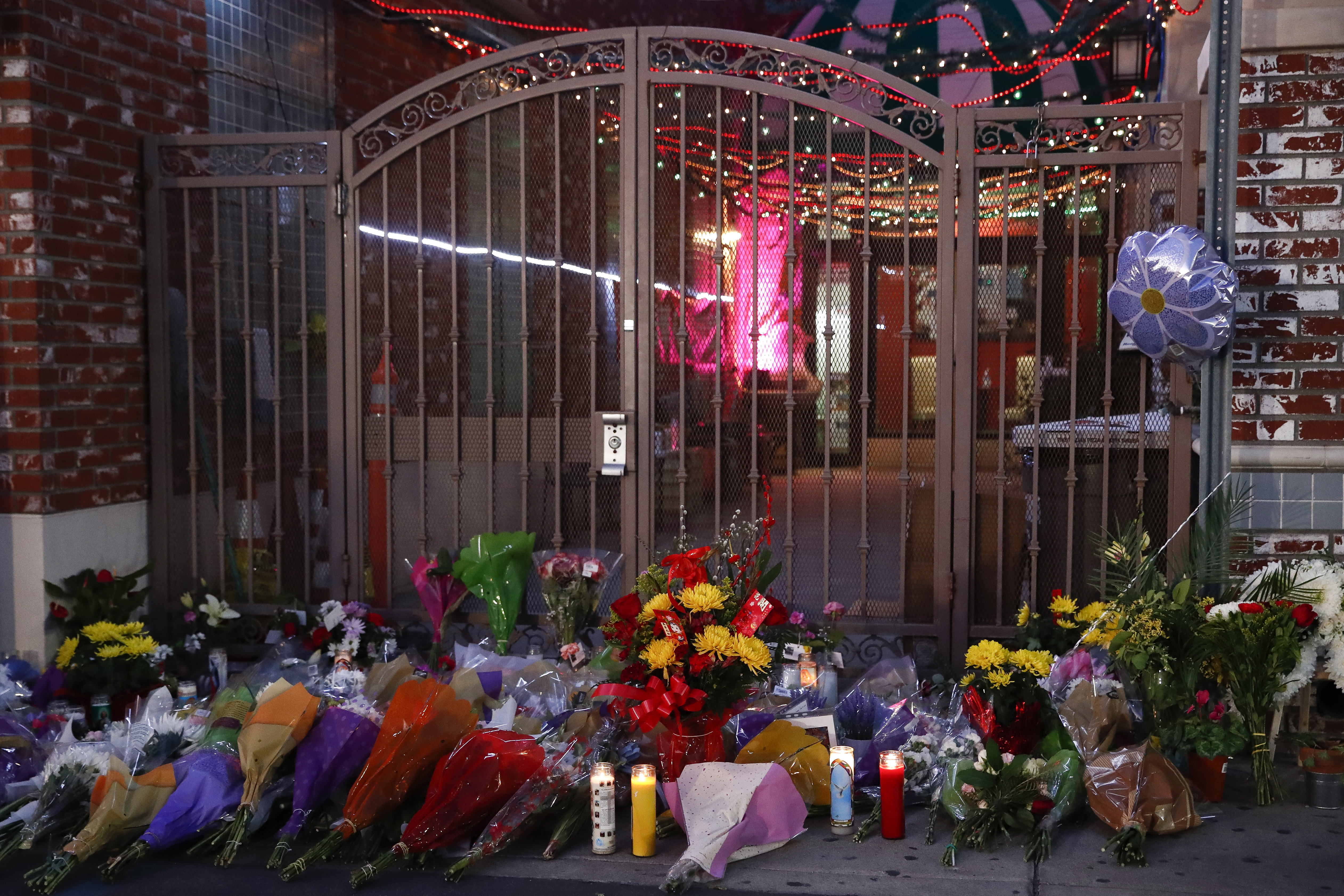 Monterey Park (United States), 23/01/2023.- A makeshift memorial site is set up in front of Star Dance Studio in Monterey Park, California, USA, 23 January 2023. A 72-year-old man of Asian descent shot and killed 10 people as they celebrated the Lunar New Year at Star Dance Studio on 21 January 2023. (Estados Unidos) EFE/EPA/CAROLINE BREHMAN