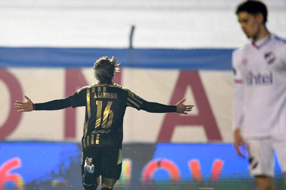 Agustín Canobbio celebra el primer gol de Peñarol contra Nacional.