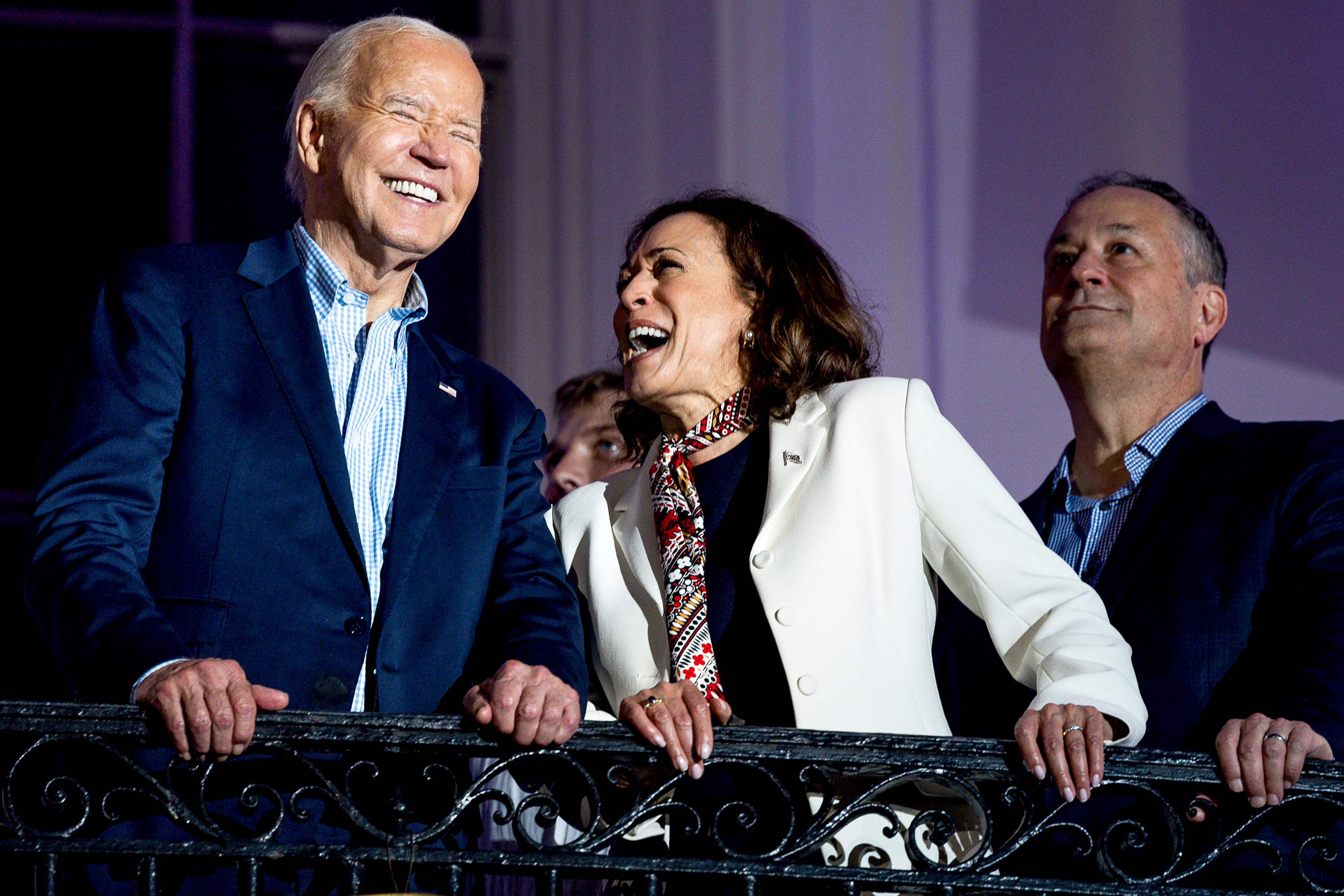 Washington (United States), 05/07/2024.- US President Joe Biden (L), US Vice President Kamala Harris (C), and Second Gentleman Doug Emhoff (R) on the Truman Balcony of the White House in Washington, DC, USA, 04 July 2024. Biden's reelection campaign limped into the US Independence Day holiday, exhausted by a week of the incumbent clawing to maintain his hold on his party's nomination. EFE/EPA/TIERNEY L. CROSS / POOL