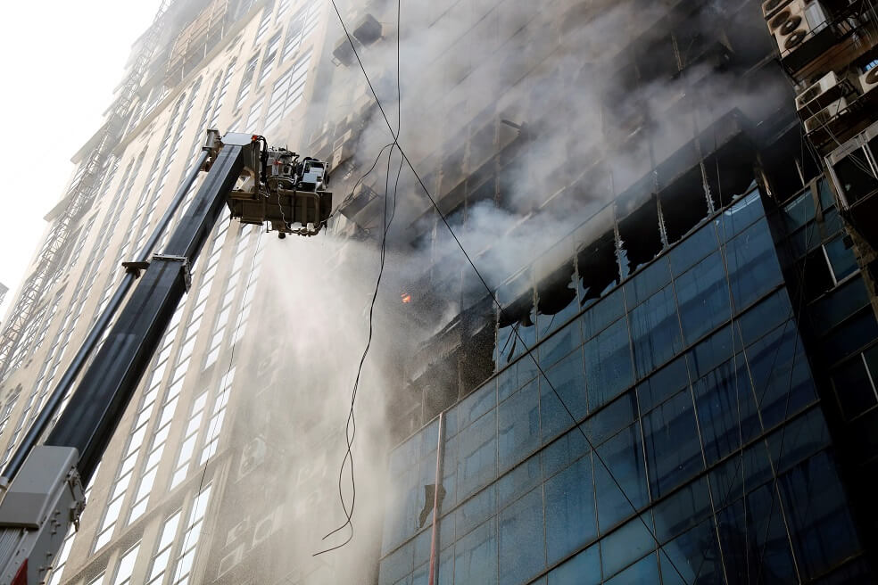 Incendio en rascacielos de Bangladesh deja casi un centenar de víctimas