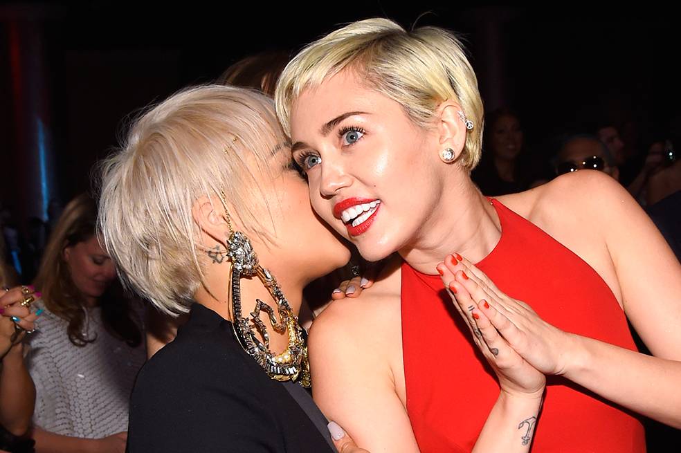 Miley Cyrus y la modelo Stella Maxwell ya no esconden su amor | EL  ESPECTADOR