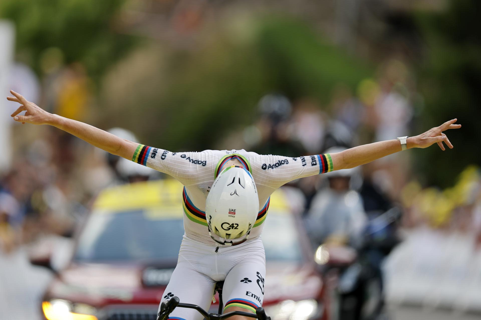 GAVARNIE-GEDRE (France), 09/07/2026.- Slovenian cyclist Tadej Pogacar of UAE Team Emirates XRG celebrates as he crosses the finish line to win Stage 6 of the Tour de France, a 186.2 km route from Pau to Gavarnie-Gedre, France, 09 July 2026. (Ciclismo, Francia) EFE/EPA/GUILLAUME HORCAJUELO