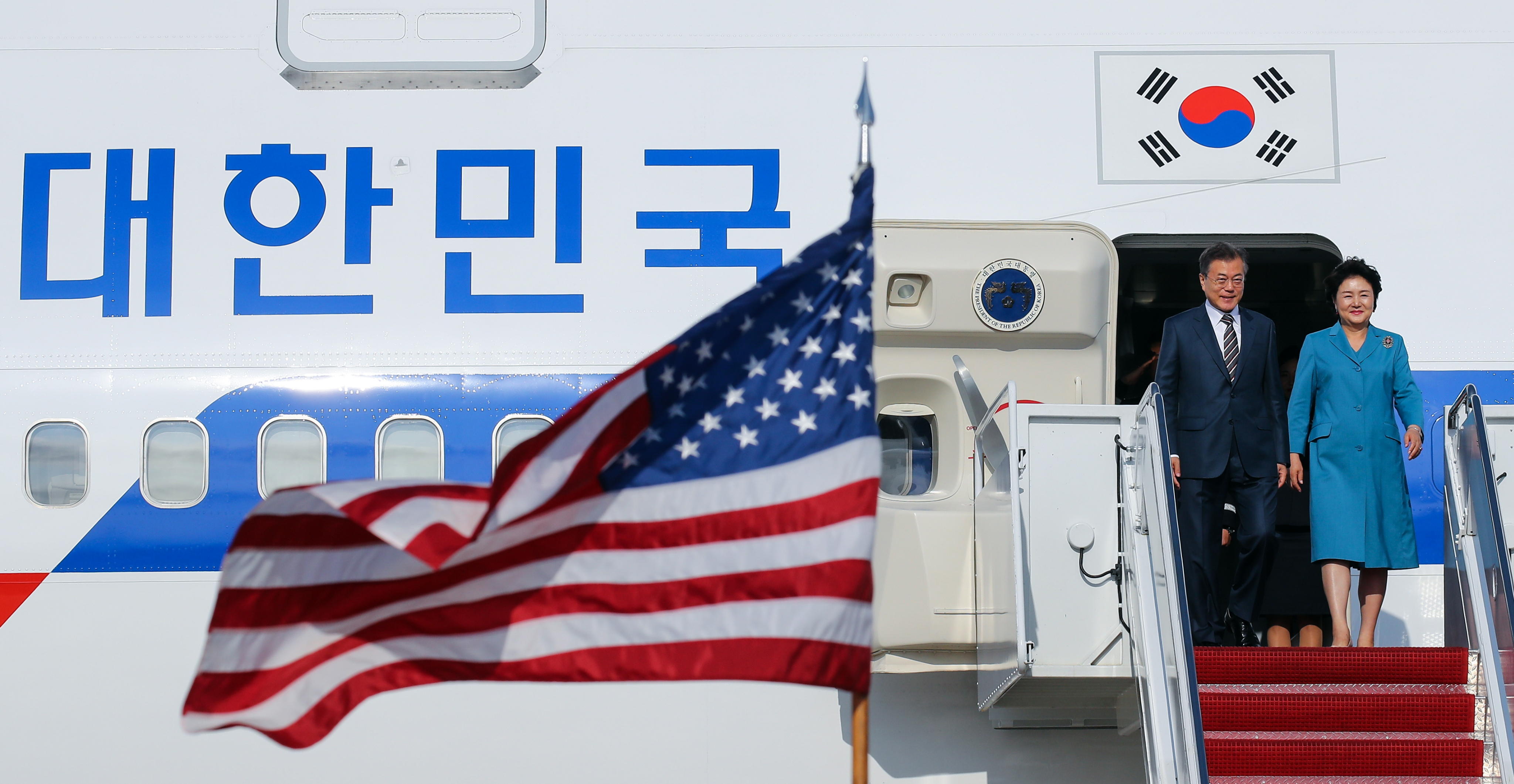 El presidente surcoreano, Moon Jae-in (izquierda), y su esposa, Kim Jung-sook (derecha), llegaron el lunes a suelo estadounidense para hablar con el presidente Donald Trump antes de la próxima cumbre entre el mandatario y el líder norcoreano Kim Jong-un.