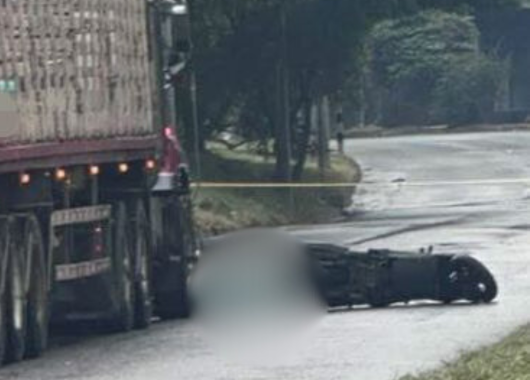 Accidente con tractomula en Sabaneta dejó una mujer muerta y a su hija herida