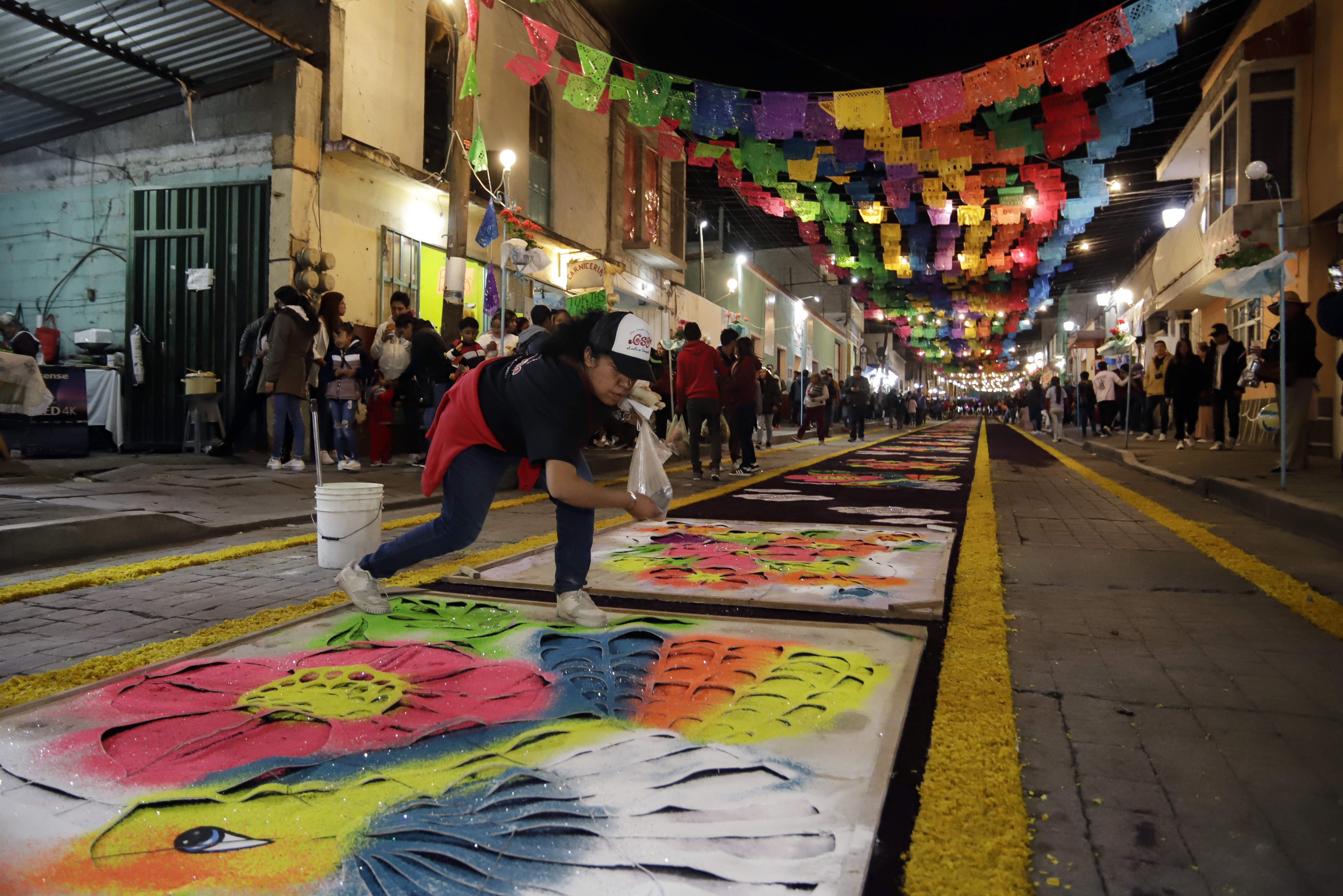 MEX2544.TLAXCALA, (MÉXICO),15/08/2023.- Artesanos elaboran tapetes de aserrín con distintos mosaicos y diseños el 14 de agosto de 2023 para celebrar la "Noche que Nadie Duerme", en el municipio de Huamantla, estado de Tlaxcala (México). Tapetes de aserrín y arenilla que miden hasta 100 metros de largo se desplegaron este martes en las calles de Huamantla, ciudad del estado de Tlaxcala, en el centro de México, donde este arte efímero elaborado de manera artesanal honra a la Virgen de la Caridad. Artesanos municipales dedican la tarde del 14 de agosto y la mañana del 15 de agosto cada año para expresar sus sentimientos de agradecimiento, amor y de petición a la Virgen en una festividad conocida como la “Noche que nadie duerme”. EFE /Hilda Ríos