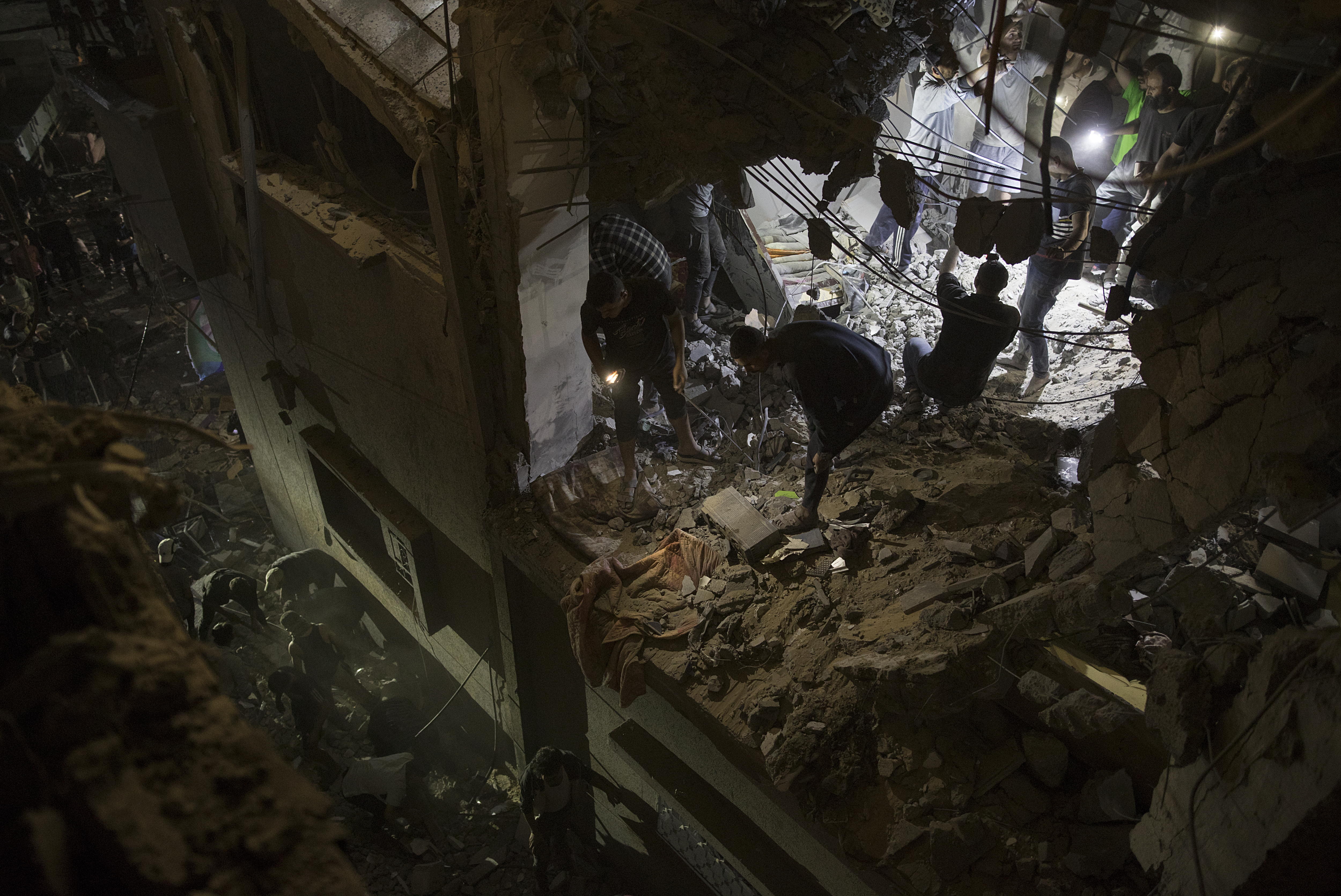 -FOTODELDÍA- GAZA, 20/04/2024.- Palestinos buscan víctimas bajo los escombros tras un bombardeo nocturno contra una vivienda en Rafah, en el sur de Gaza, ene l que al menos siete palestinos murieron. EFE/ Haitham Imad