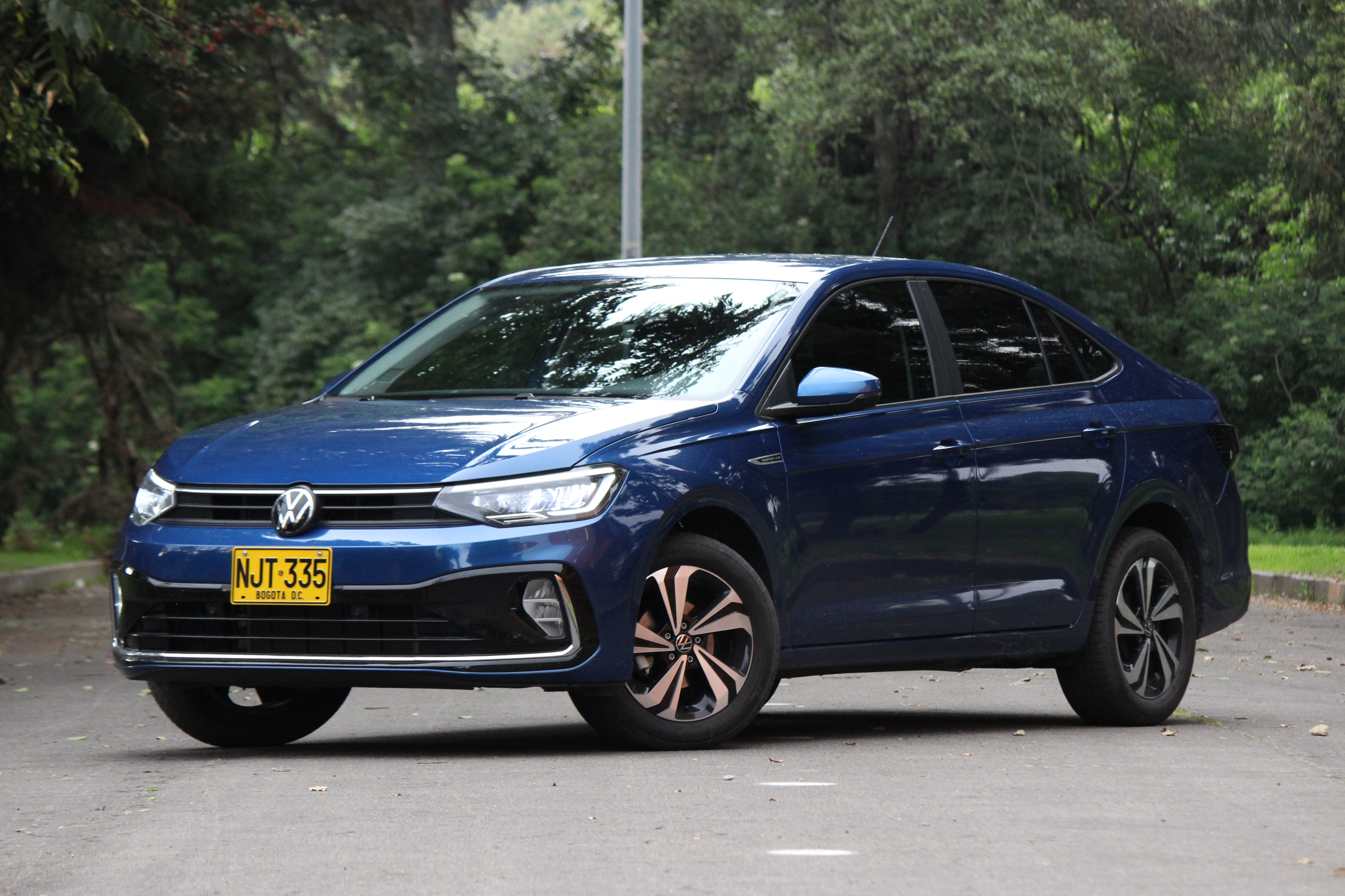Parte del equipo presente en el Volkswagen Virtus incluye faros LED, rines de 16”, vidrios eléctricos delanteros y traseros, levas de cambios en el timón, tapizado en cuero sintético, entre otros.