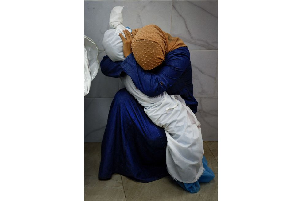 Una fotografía proporcionada por la Fundación World Press Photo muestra la imagen ganadora del premio World Press Photo 2024 de Mohammed Salem para Reuters que muestra a Inas Abu Maamar (36) acunando el cuerpo de su sobrina Saly (5), que fue asesinada, junto con otras cuatro personas. miembros de su familia, cuando un misil israelí alcanzó su casa en Khan Younis, Franja de Gaza, el 17 de octubre de 2023 (reeditado el 18 de abril de 2024). Los ganadores de World Press Photo 2024 fueron anunciados por la Fundación World Press Photo el 18 de abril de 2024.