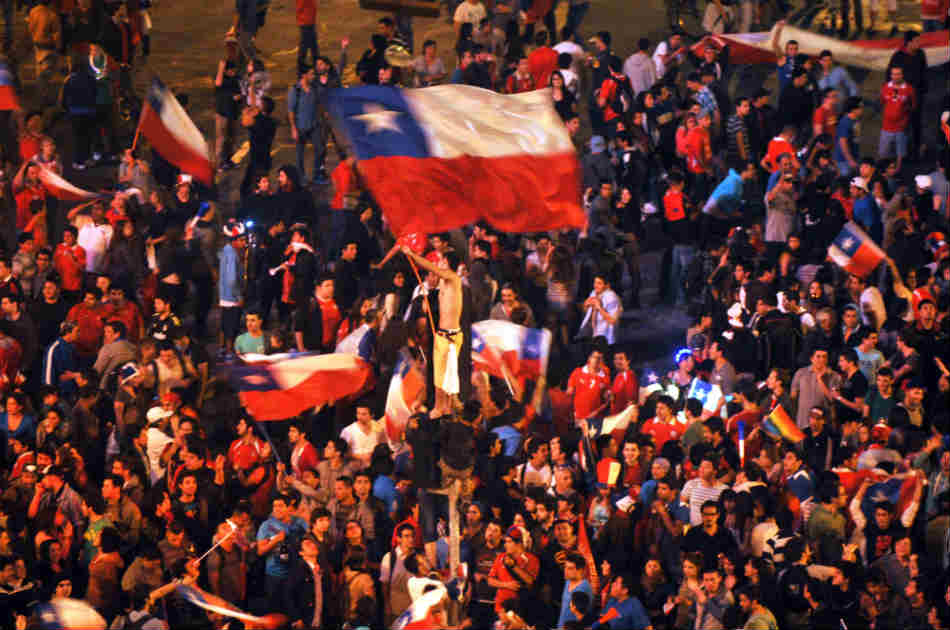 Festejos por clasificación de Chile al Mundial dejan 25 detenidos, saqueos y daños