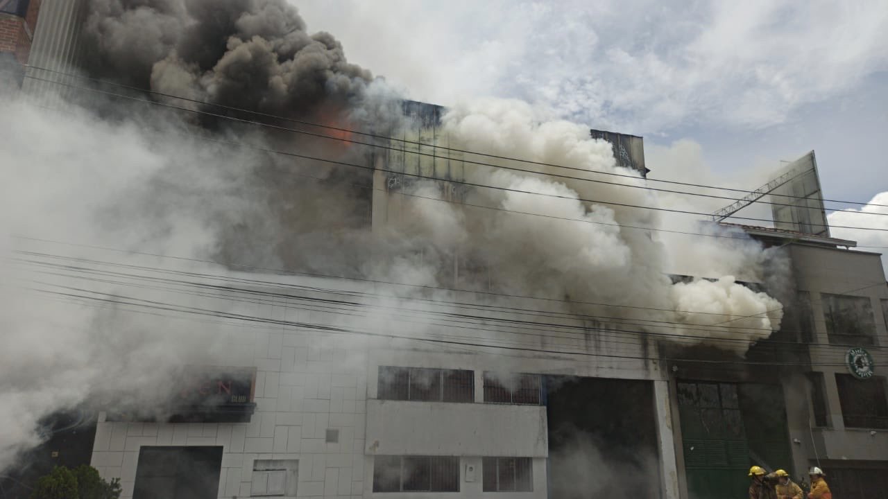El incendió se registró en la bodega Mieles y Mieles, donde se guardan desechables.