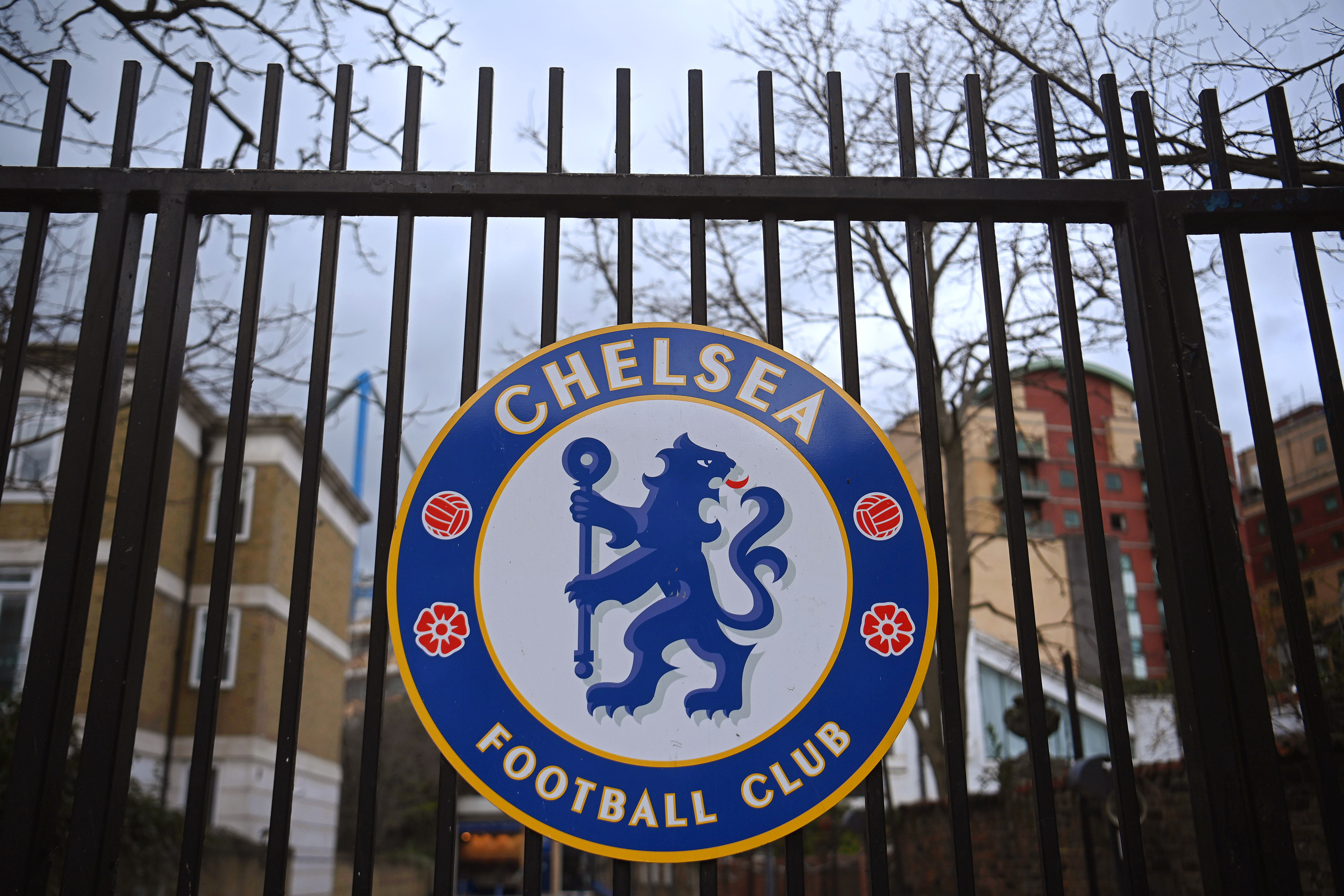 London (United Kingdom), 28/02/2022.- The logo of English Premier League side Chelsea FC on display outside Chelsea's ground at Stamford Bridge in west London, Britain, 28 February 2022. Chelsea owner Roman Abramovich has passed stewardship to the club's charitable foundation amid sanctions on people associated with the Russian State following the Russian invasion of Ukraine. (Rusia, Ucrania, Reino Unido, Londres) EFE/EPA/NEIL HALL