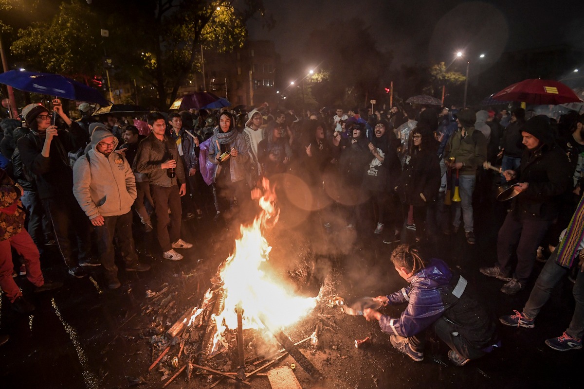 Un grupo de personas al rededor de una fogata en el sector del Park Way en Bogotá.Mauricio AlvaradoMientras se escuchaban las ollas, el presidente Iván Duque dio un corto discurso, a través del cual expresó su repudio contra los hechos violentos, informó sobre la captura de decenas de delincuentes y advirtió que no se tolerarían los saqueos ni las violaciones a la libertad privada. “Vamos a aplicarle todo el peso de la ley”. Finalmente recalcó que su gobierno es un gobierno que escucha y lo seguirá haciendo.