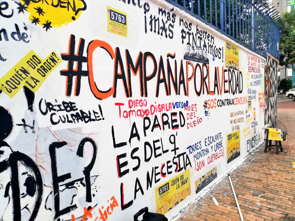 Tomado de Twitter: @CSPP_Por otro lado, el mismo lugar donde ahora se expone la nueva intervención ya había sido objeto de críticas. El Centro Colombo Americano, colaborador del 45 Salón Nacional de Artistas (45 SNA), decidió borrar una obra de los artistas Lucas Ospina y “Power Paola” (Paola Gaviria), el pasado 23 de septiembre. Esto fue catalogado por el director del 45 SNA como “un claro acto de censura”. La pieza incluía, entre otras, una ilustración de un titiritero (Donald Trump) con dos marionetas (el senador Álvaro Uribe y el presidente Iván Duque).
