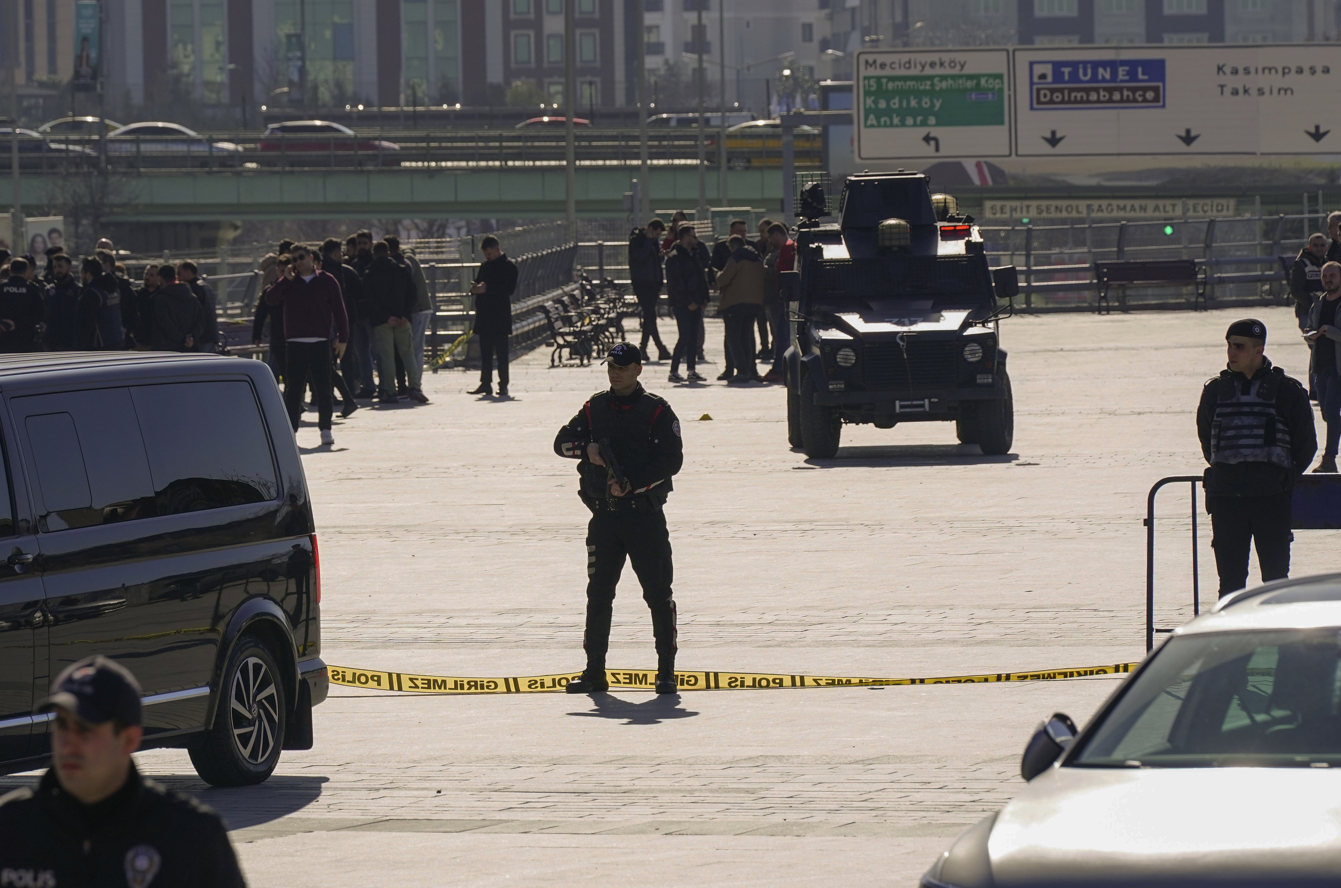 Seis heridos y dos muertos en un ataque al palacio de Justicia de Estambul