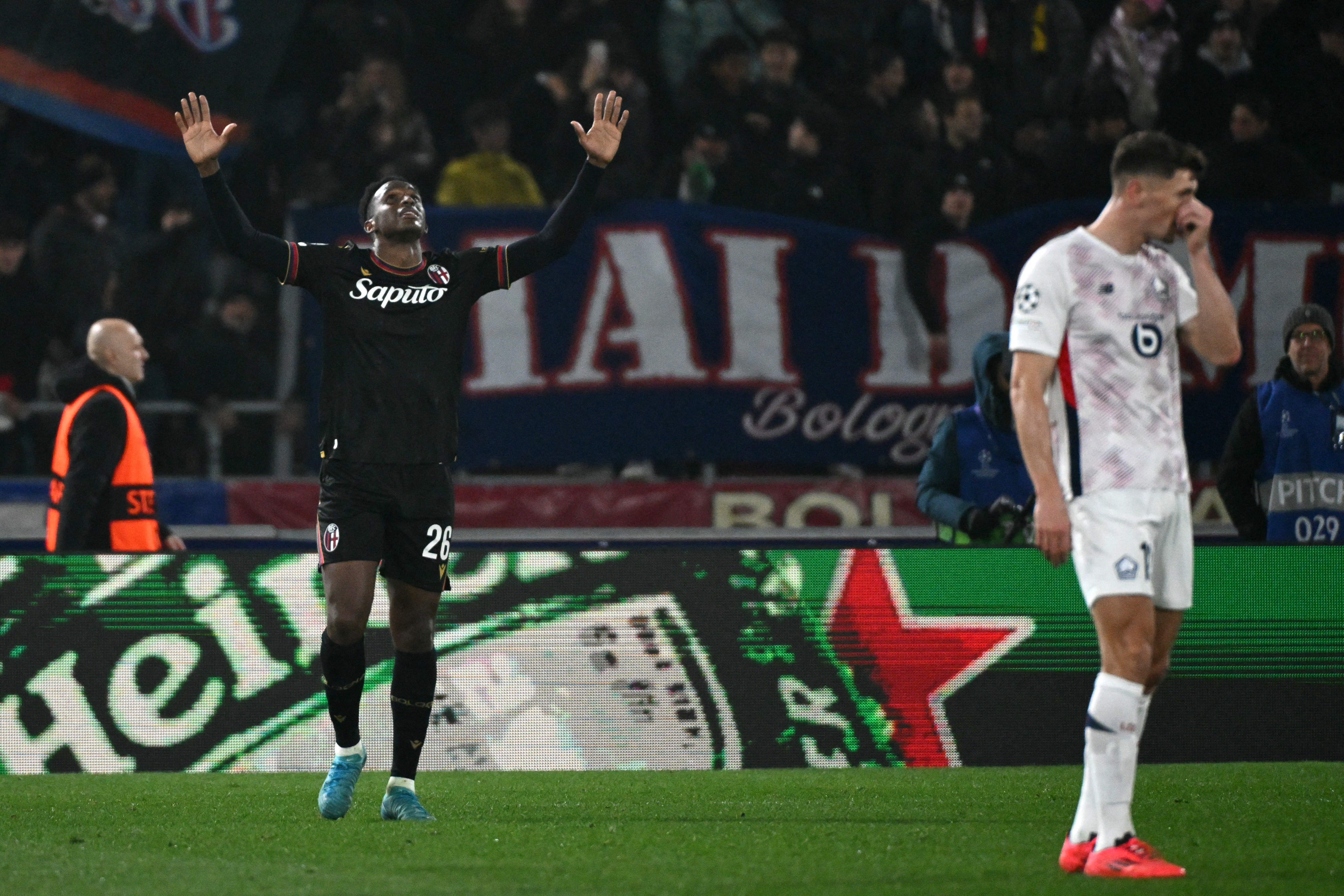 Jhon Lucumí, defensor colombiano del Bologna italiano.