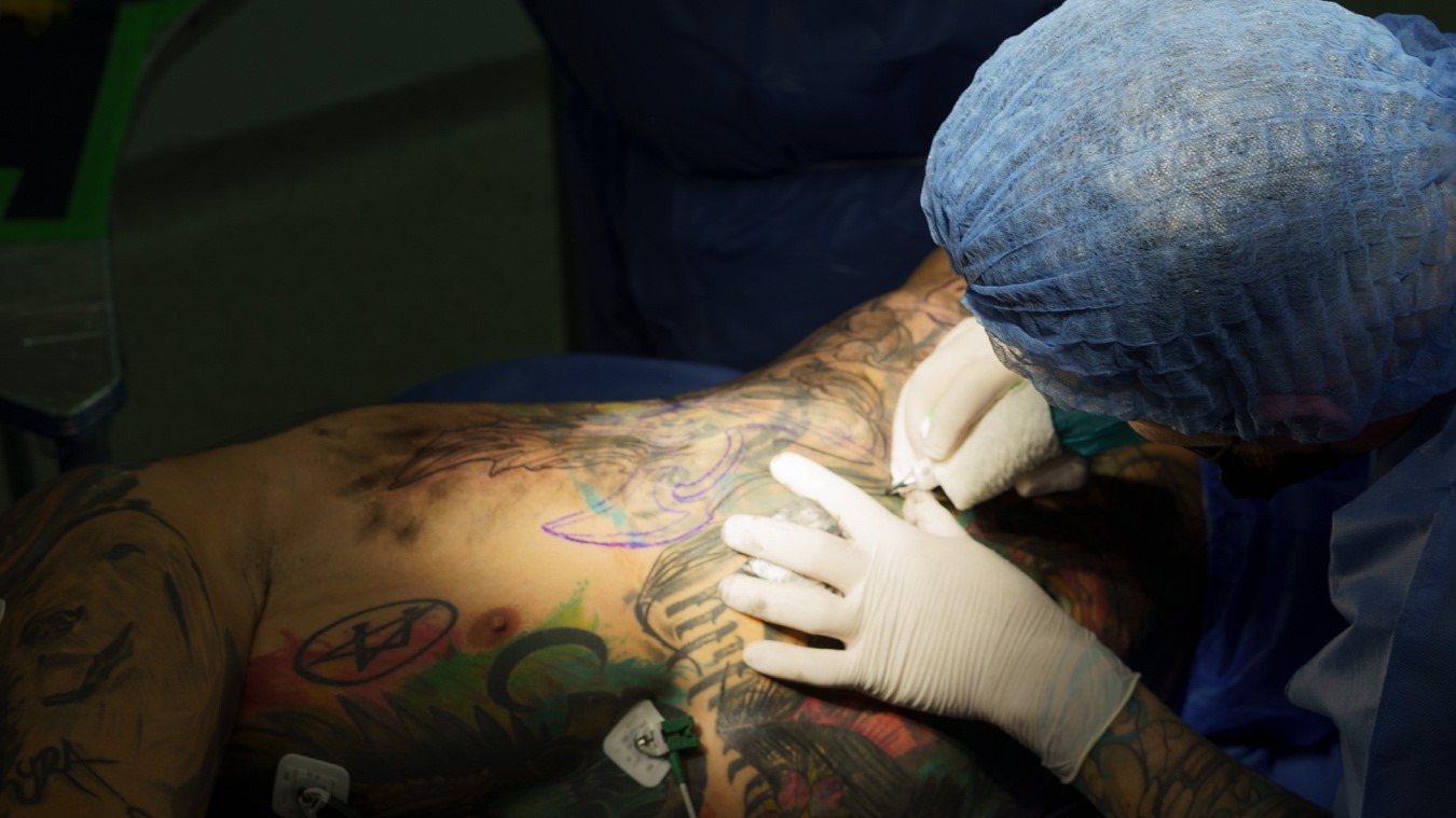Kory Angarita batió récord tras tatuar bajo anestesia general a Yeferson Cossio