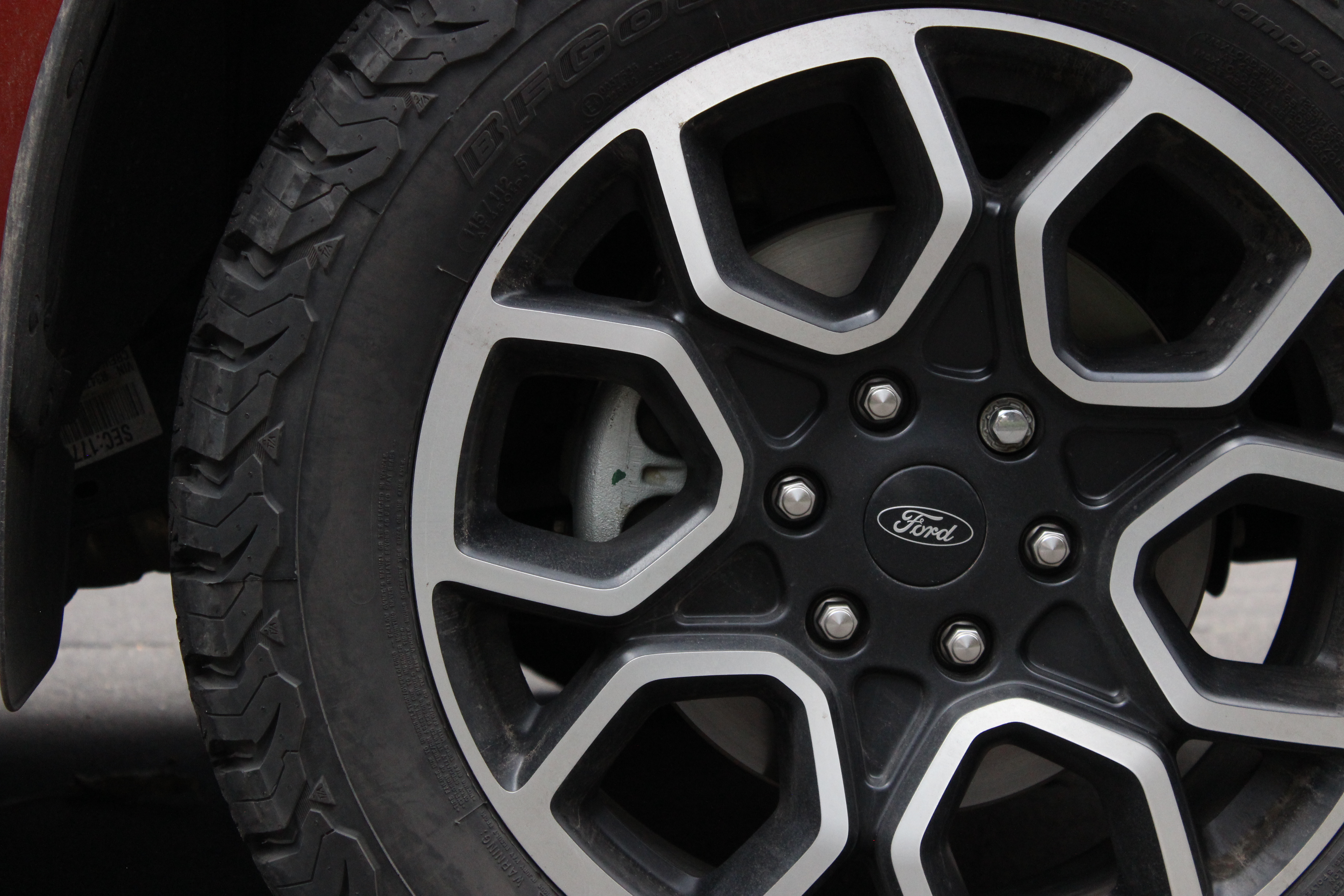 Sus ruedas son de especificación 255/55R20.