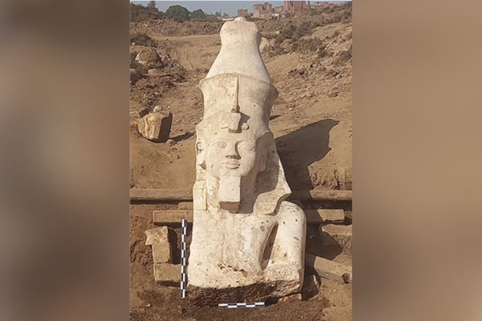 Descubren la parte superior de una antigua estatua de un faraón egipcio