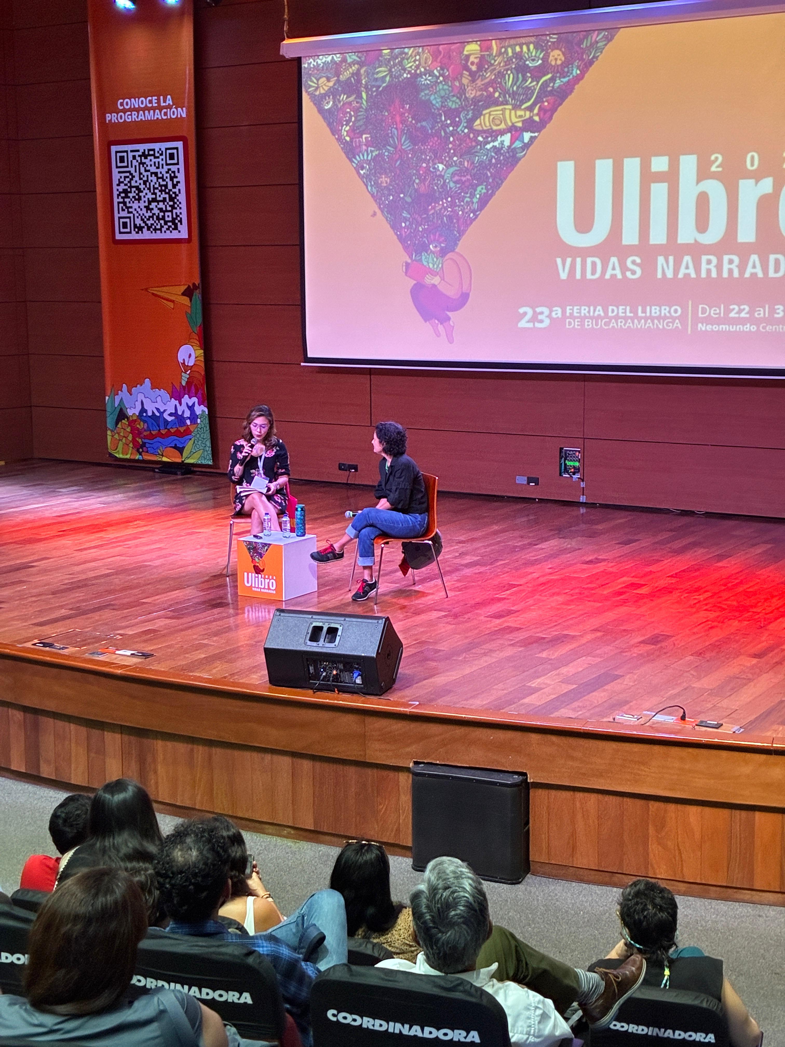 La escritora Pilar Quintana y Laura Camila Arévalo, editora de El Magazín Cultural de El Espectador, dialogaron sobre "Noche negra" en la Feria del Libro de Bucaramanga.