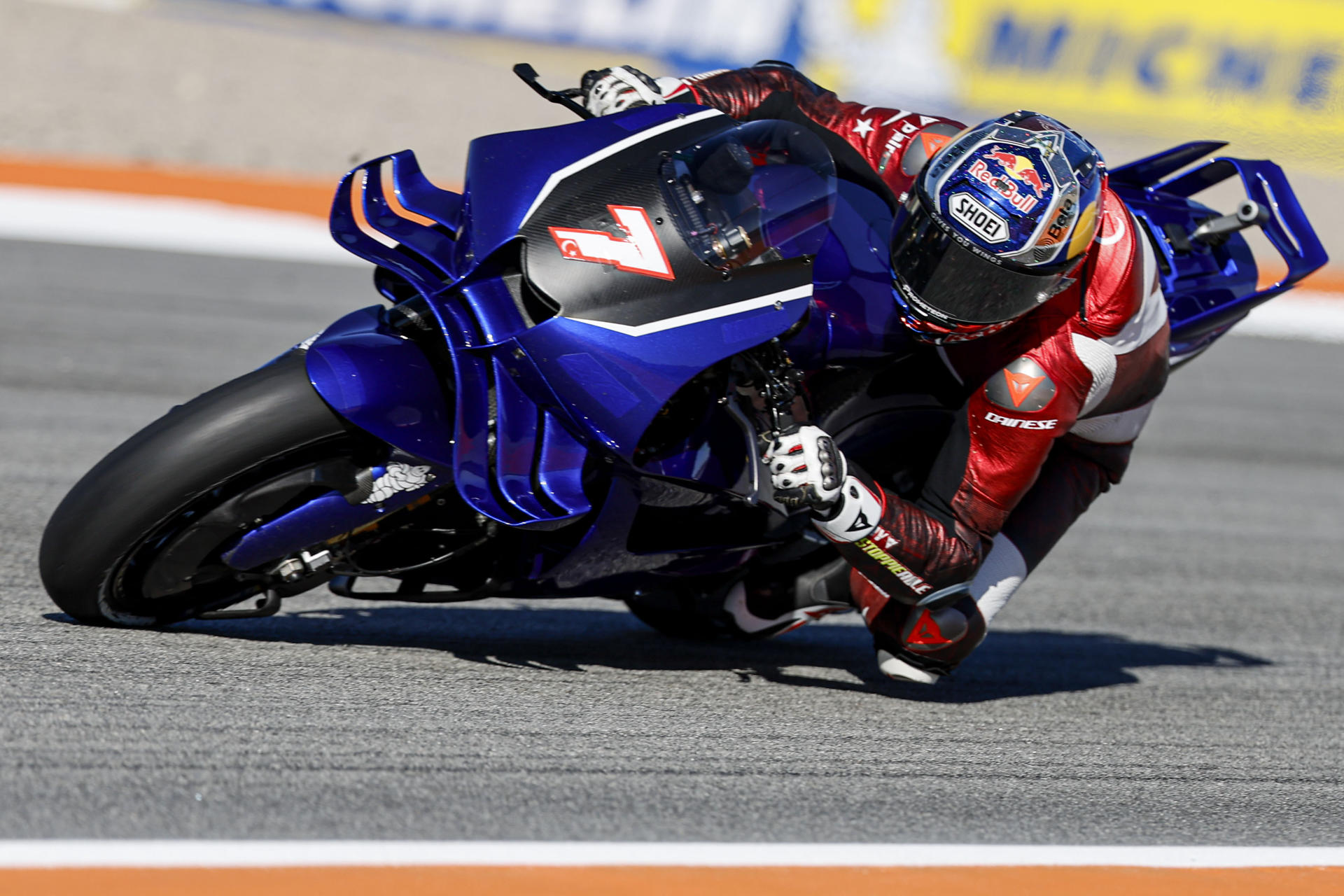GRAFCVA757. CHESTE (VALENCIA), 16/11/2025.- El piloto turco Toprak Razgatlioglu, campeón del mundo de Superbikes, rodando con su moto del equipo Prima Pramac Yamaha de Moto GP en el Circuito Ricardo Tormo. EFE/Ana Escobar
